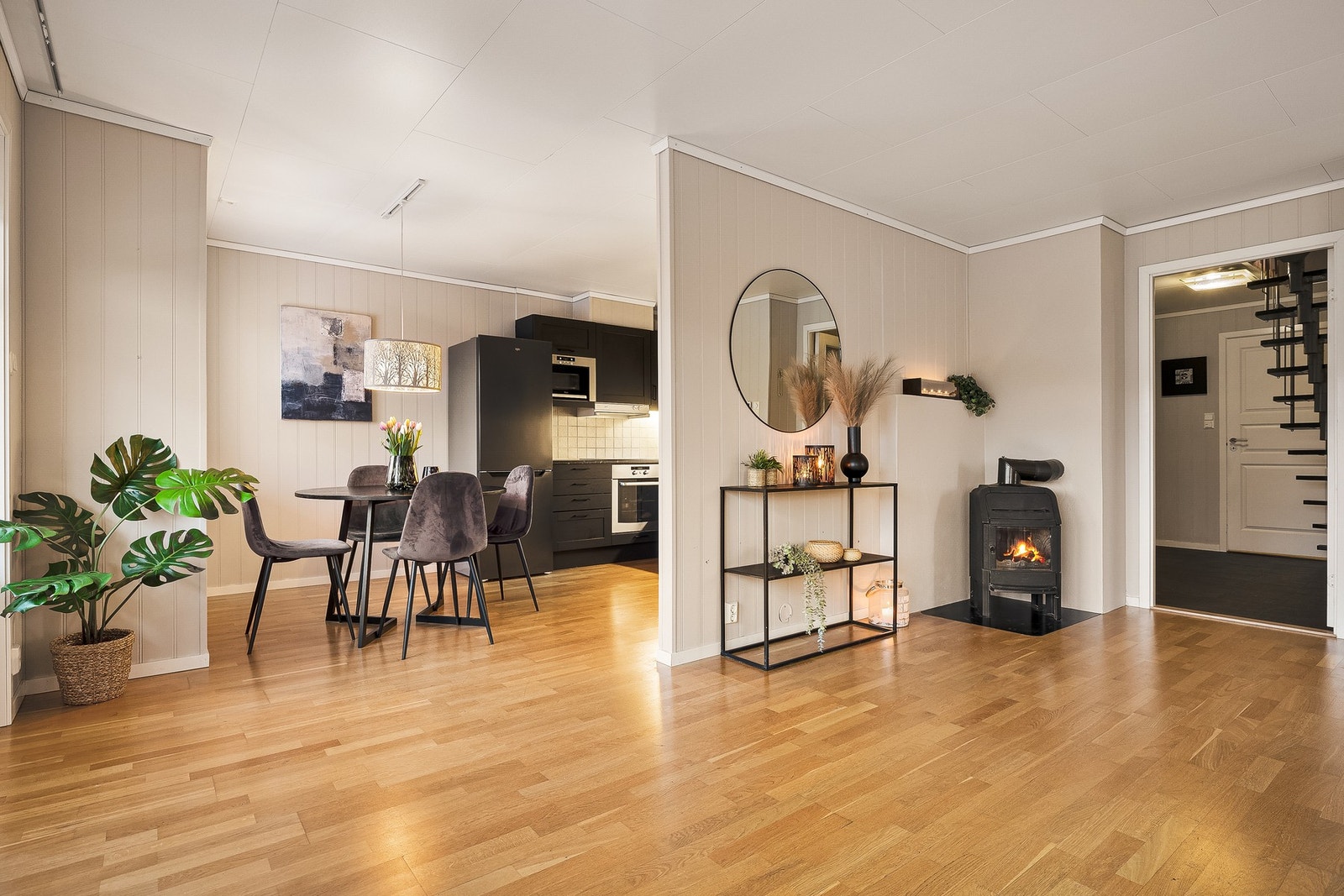 - Fra stuen er det utgang til en vestvendt altan på ca. 8 kvm - Galleribilde