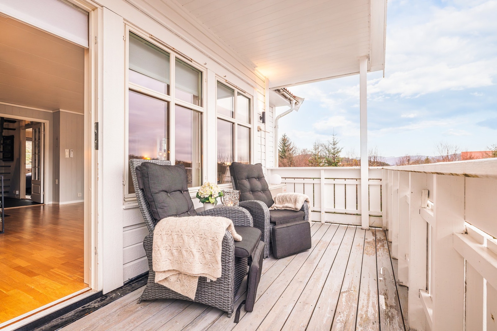 - Her kan du nyte ettermiddagssolen og en hyggelig utsikt over nærområdet - Galleribilde