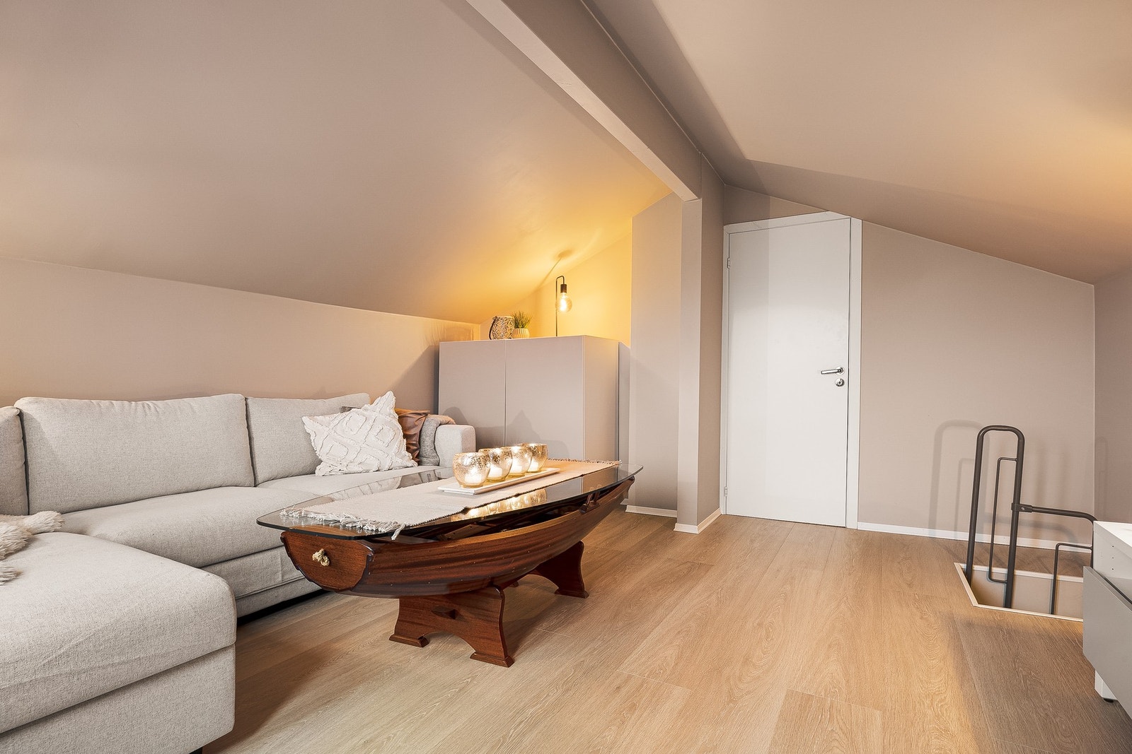 - På loftet finnes det også et eget loftsrom som passer fint til lagring - Galleribilde