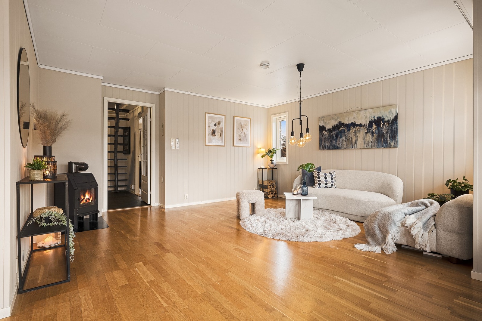 - I stuen får du i tillegg ekstra god komfort med både peisovn og varmepumpe, som sørger for behagelig temperatur året rundt - Galleribilde
