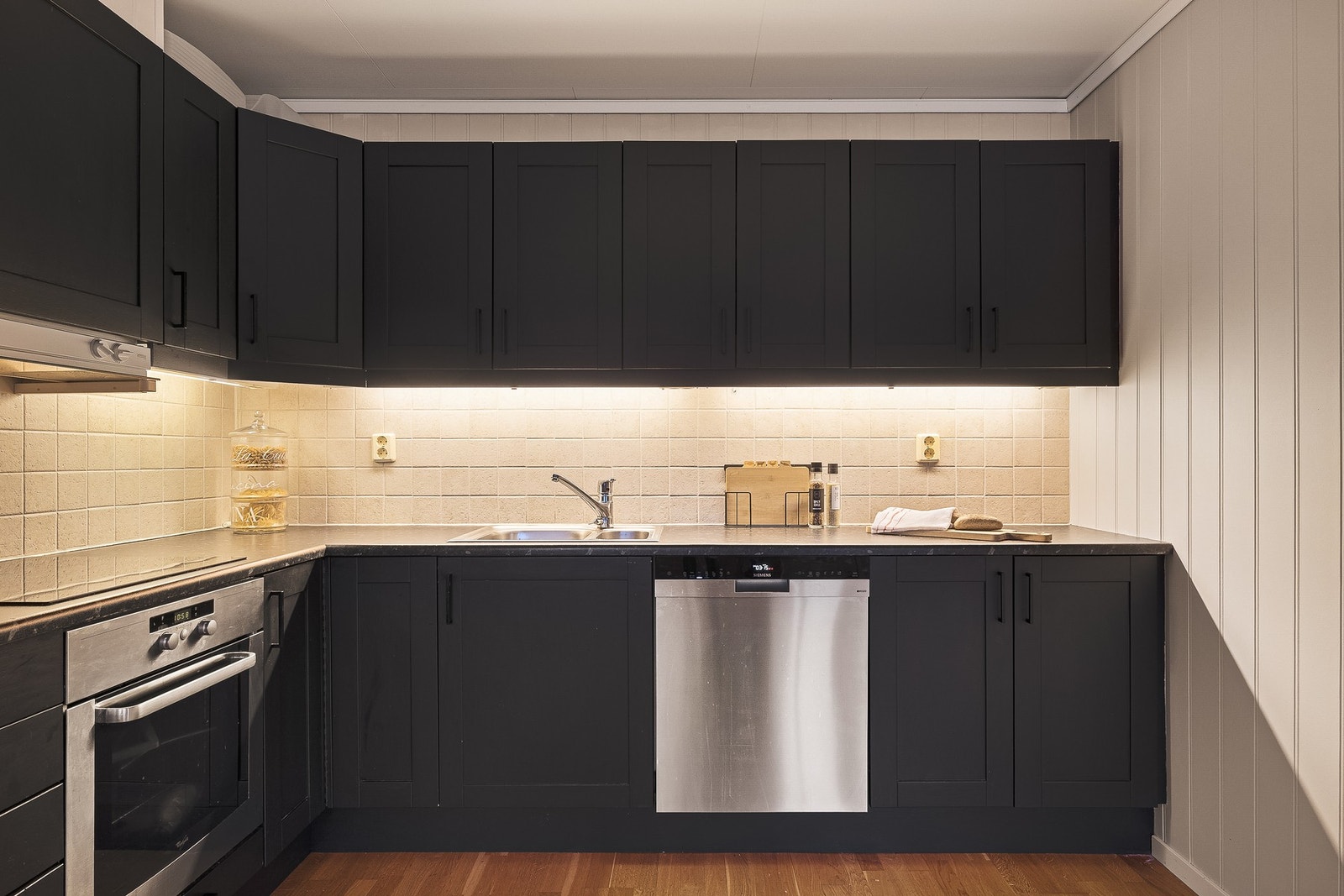 - Fliser mellom benk og overskap med godt arbeidslys under overskapene - Galleribilde