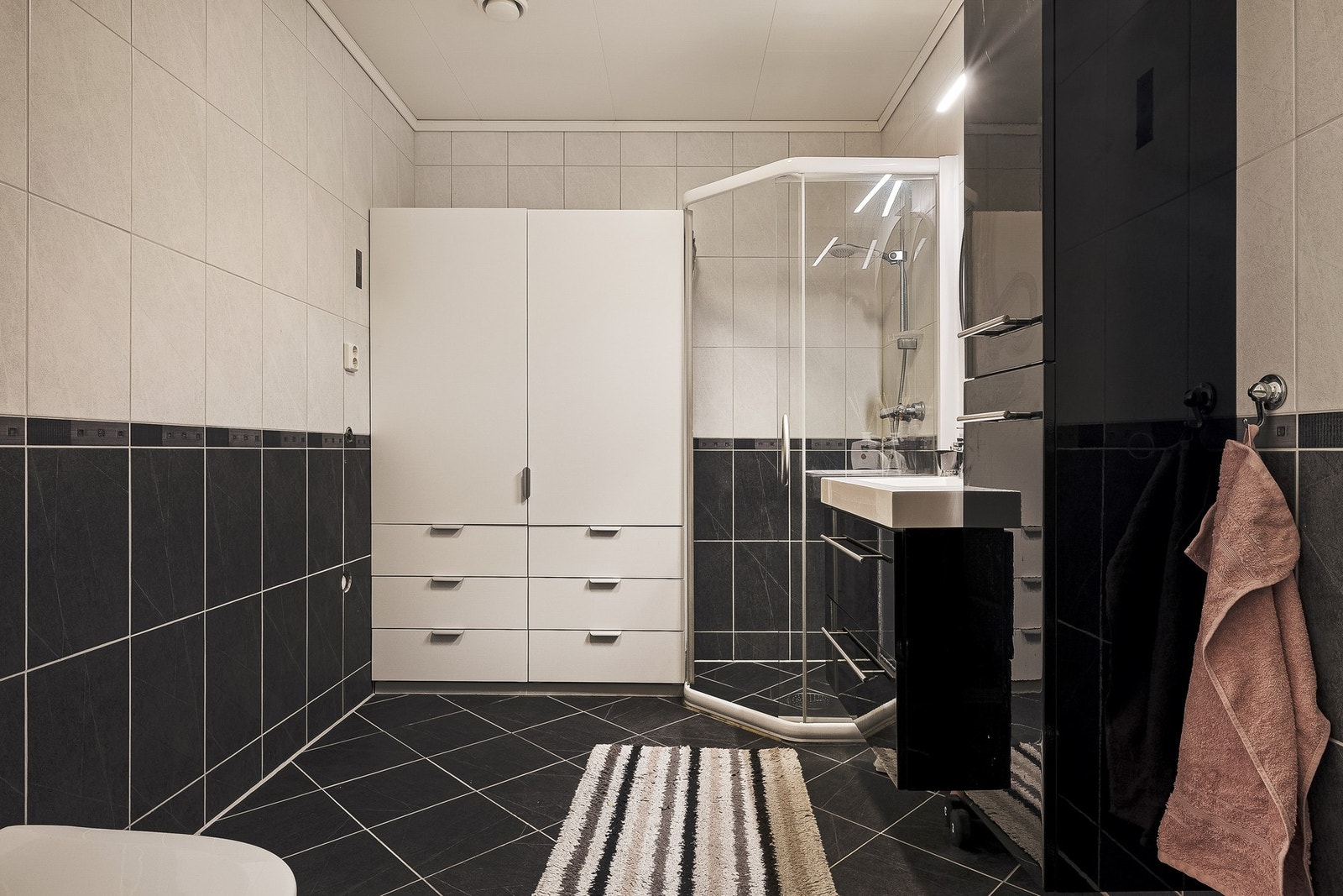 - Det er også stort garderobeskap - Galleribilde