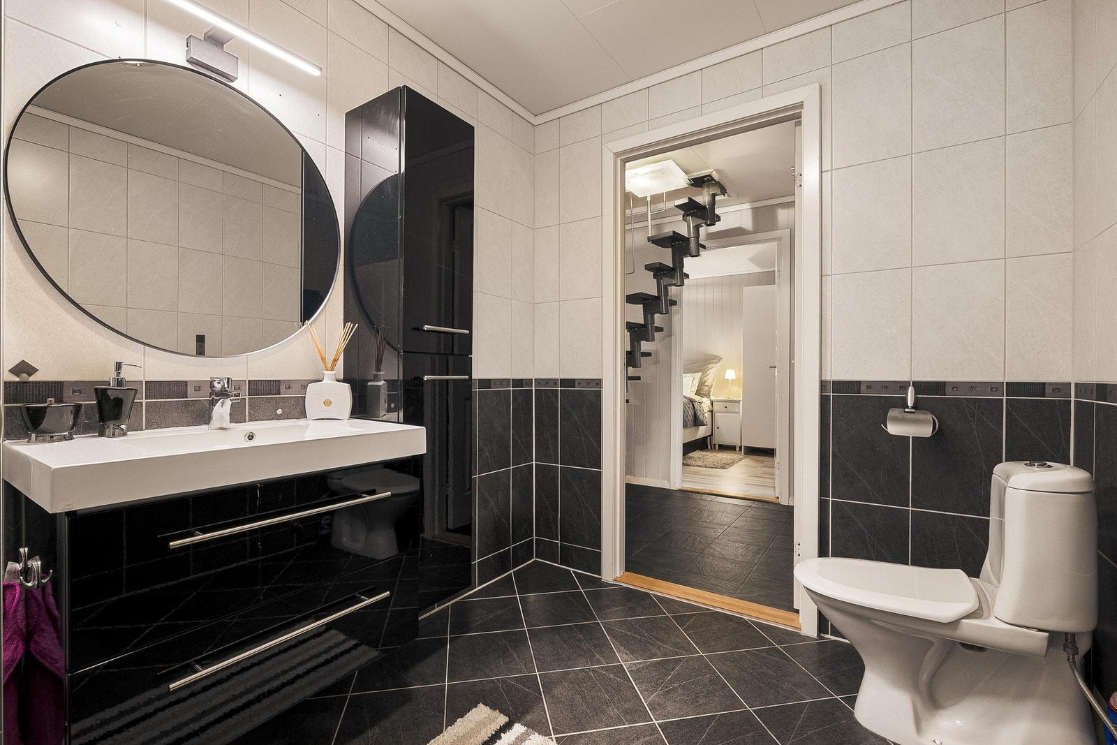 - Badet er romslig og har keramiske fliser på gulv og vegger, samt varmekabler - Galleribilde