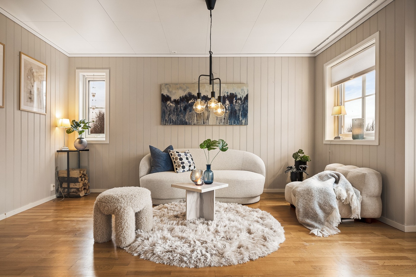 - Store vindusflater og lyse overflater skaper et trivelig og luftig uttrykk med rikelig naturlig lys gjennom dagen - Galleribilde