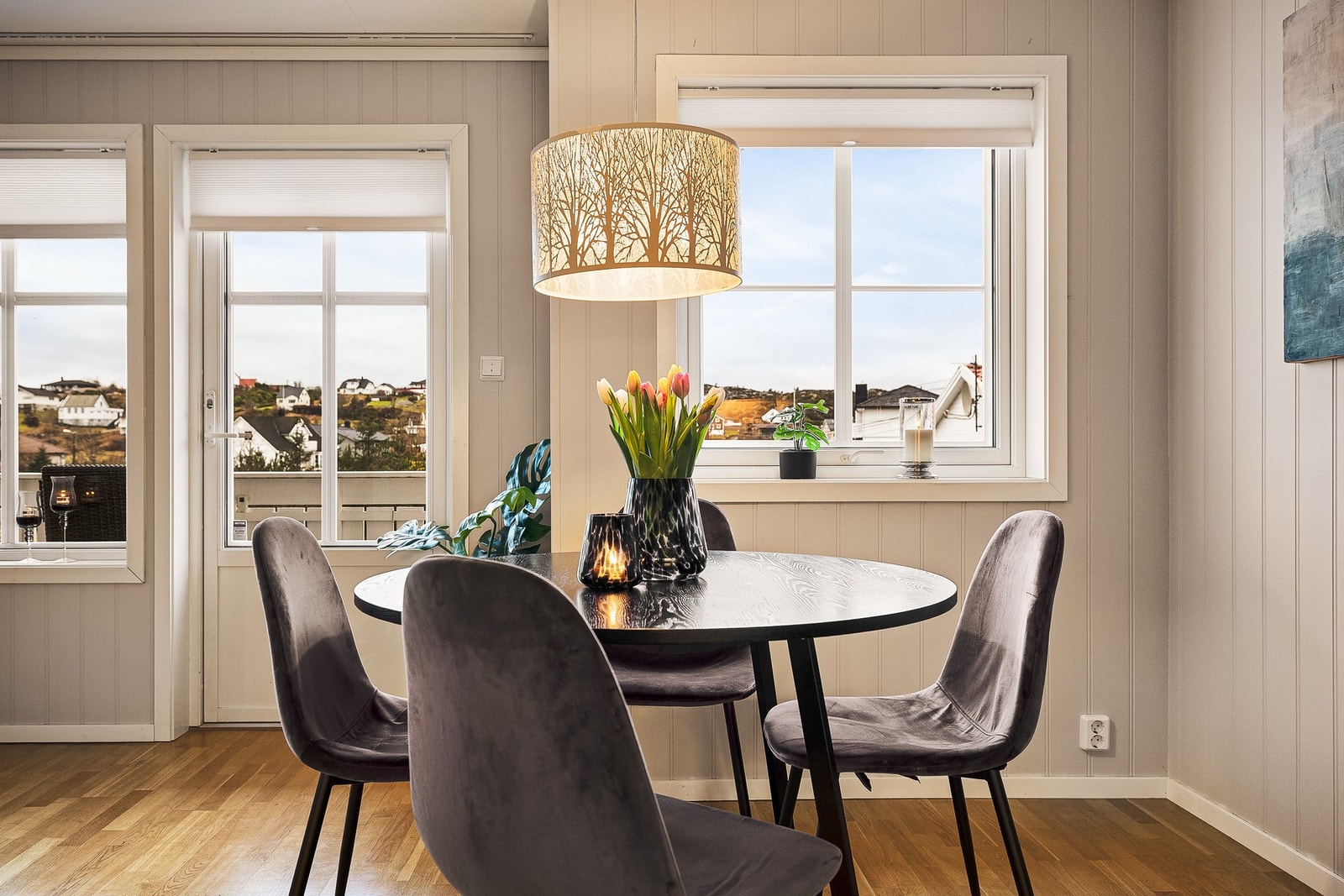 - Det er naturlig plass til spisebord ved kjøkkenet - Galleribilde