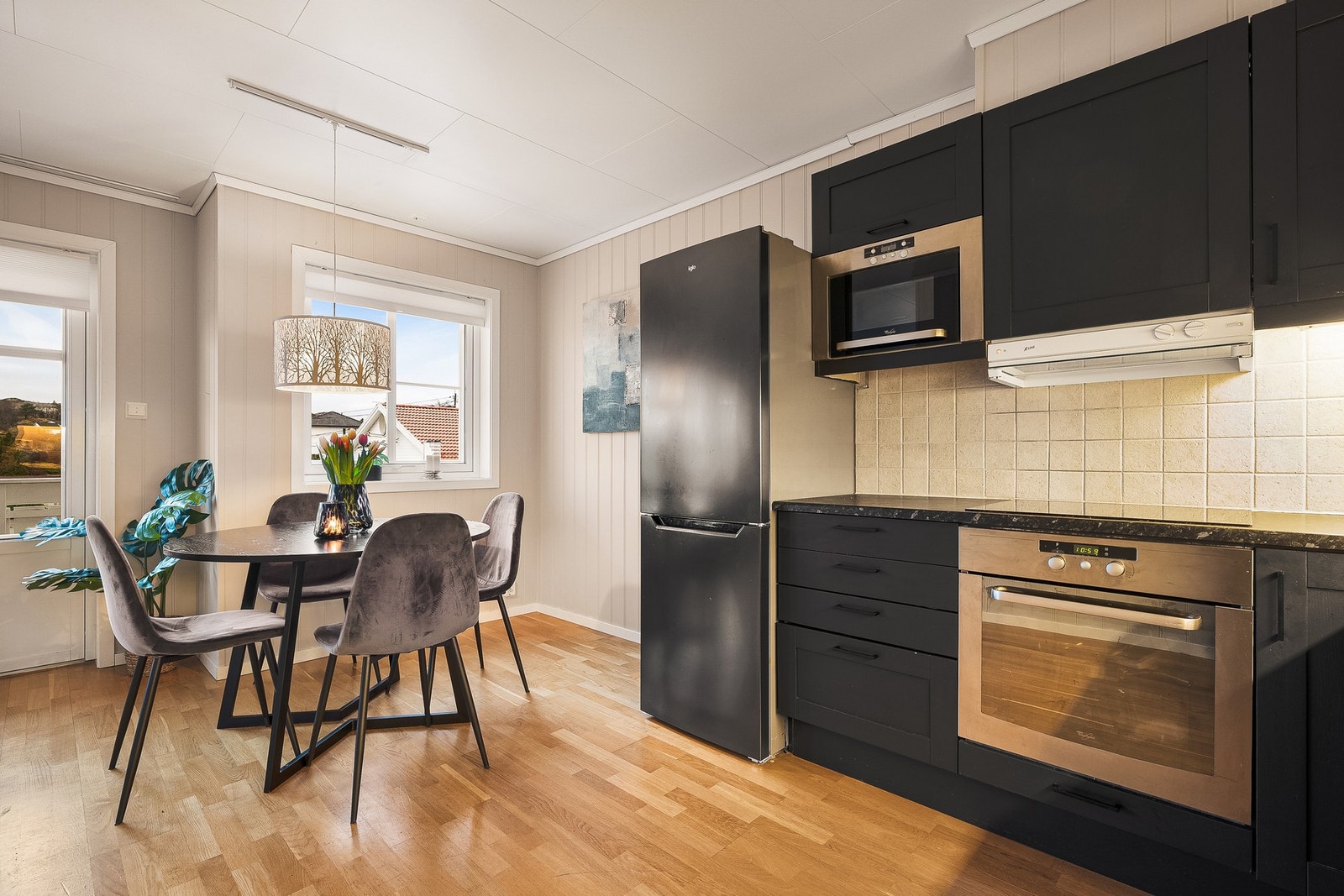 - Kjøkkenet har en pen og moderne fremtoning med mørk innredning og praktiske løsninger - Galleribilde