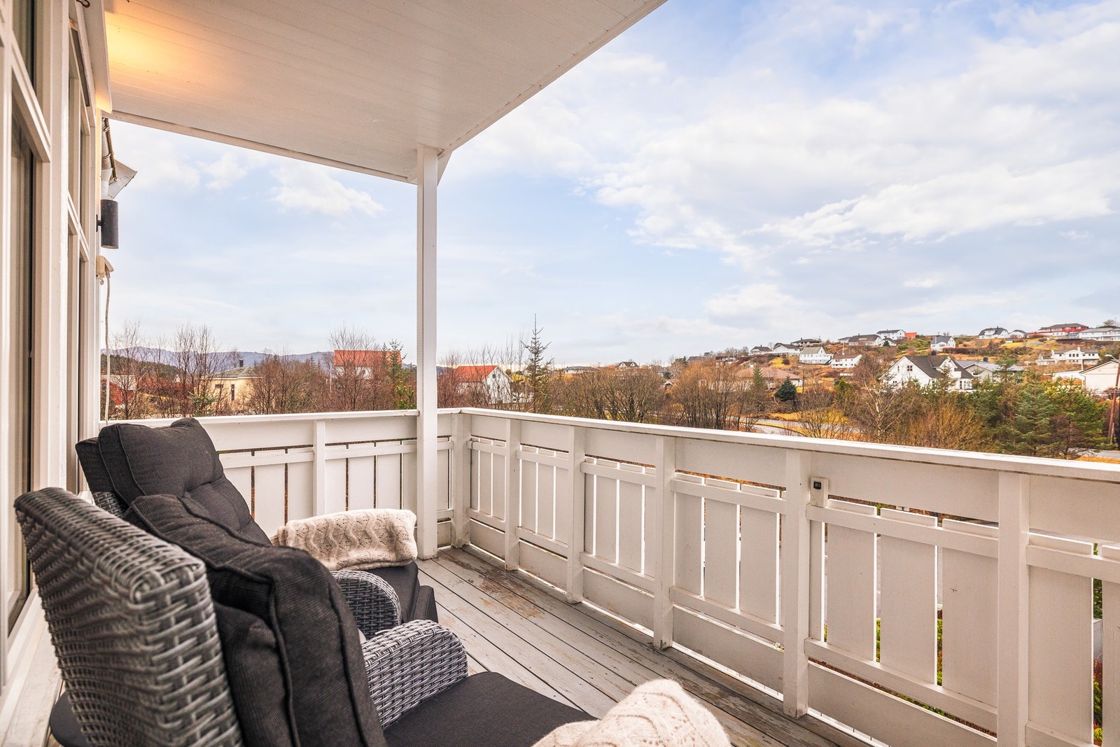 - Altanen er utført i impregnert materiale, malt rekkverk og terrassebord - Galleribilde