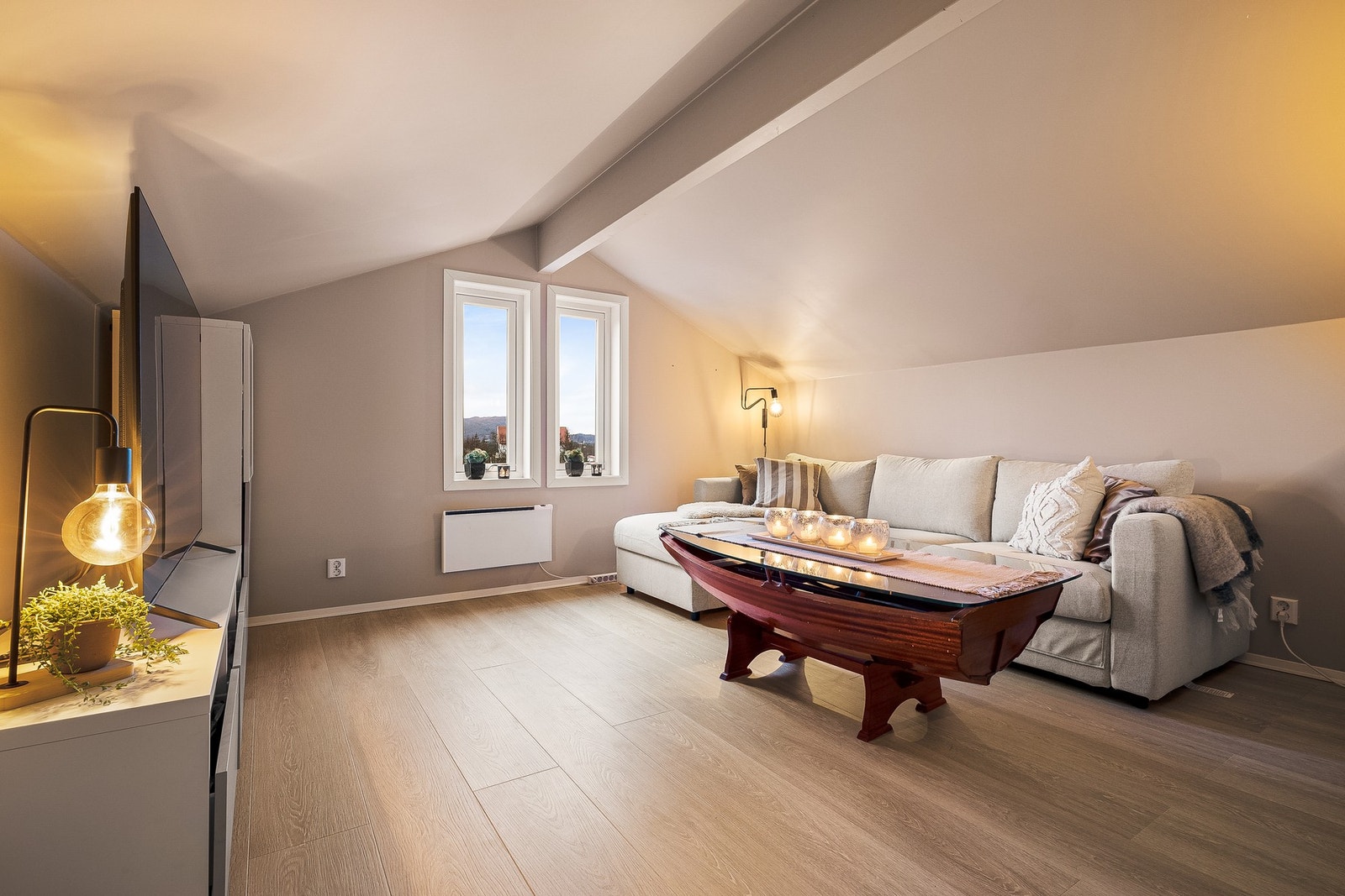 - På loftet har selger innredet en loftstue i 2023. Dette er ikke omsøkt og godkjent - Galleribilde