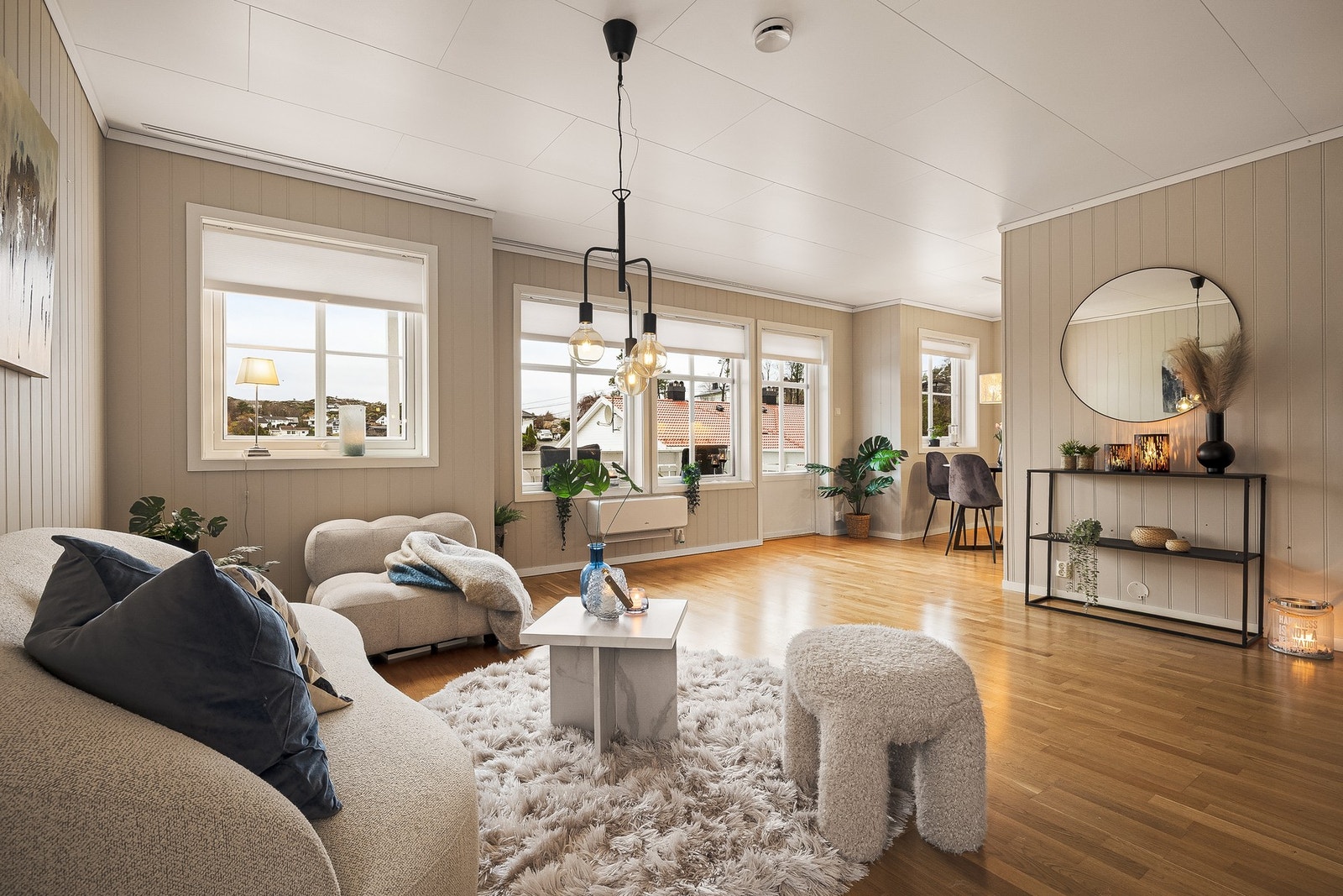 - Leiligheten har en romslig og dels åpen stue- og kjøkkenløsning som gir god plass til både stor sofagruppe og spisebord - Galleribilde