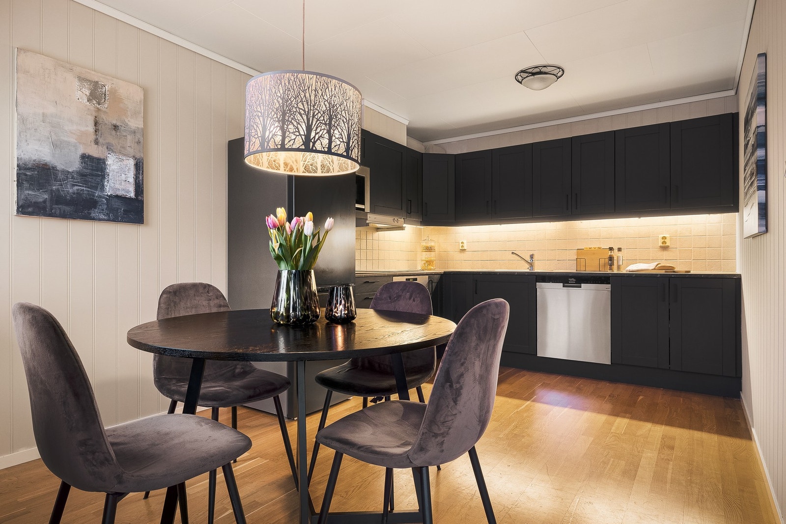 - Det er det integrert stekeovn, mikro og platetopp, samt ventilator. Det er også oppvaskmaskin og frittstående kjøleskap - Galleribilde