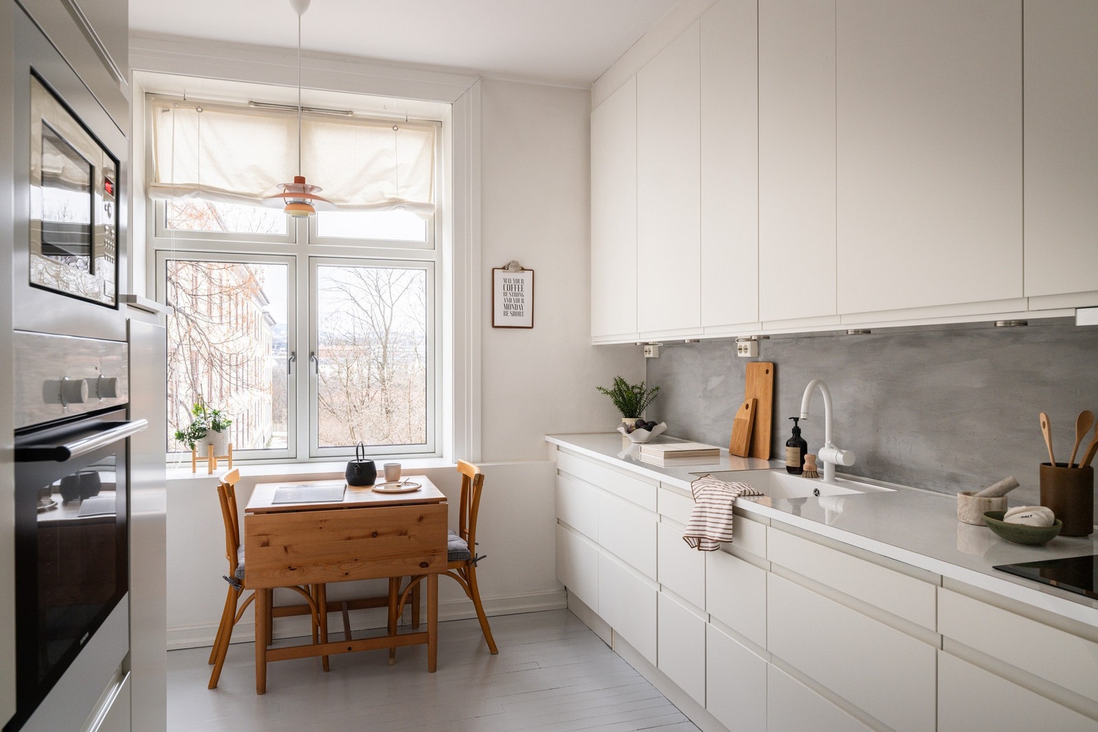 I boligen finner du et pent og separat kjøkken. Stilren innredning fra 2012 Galleribilde