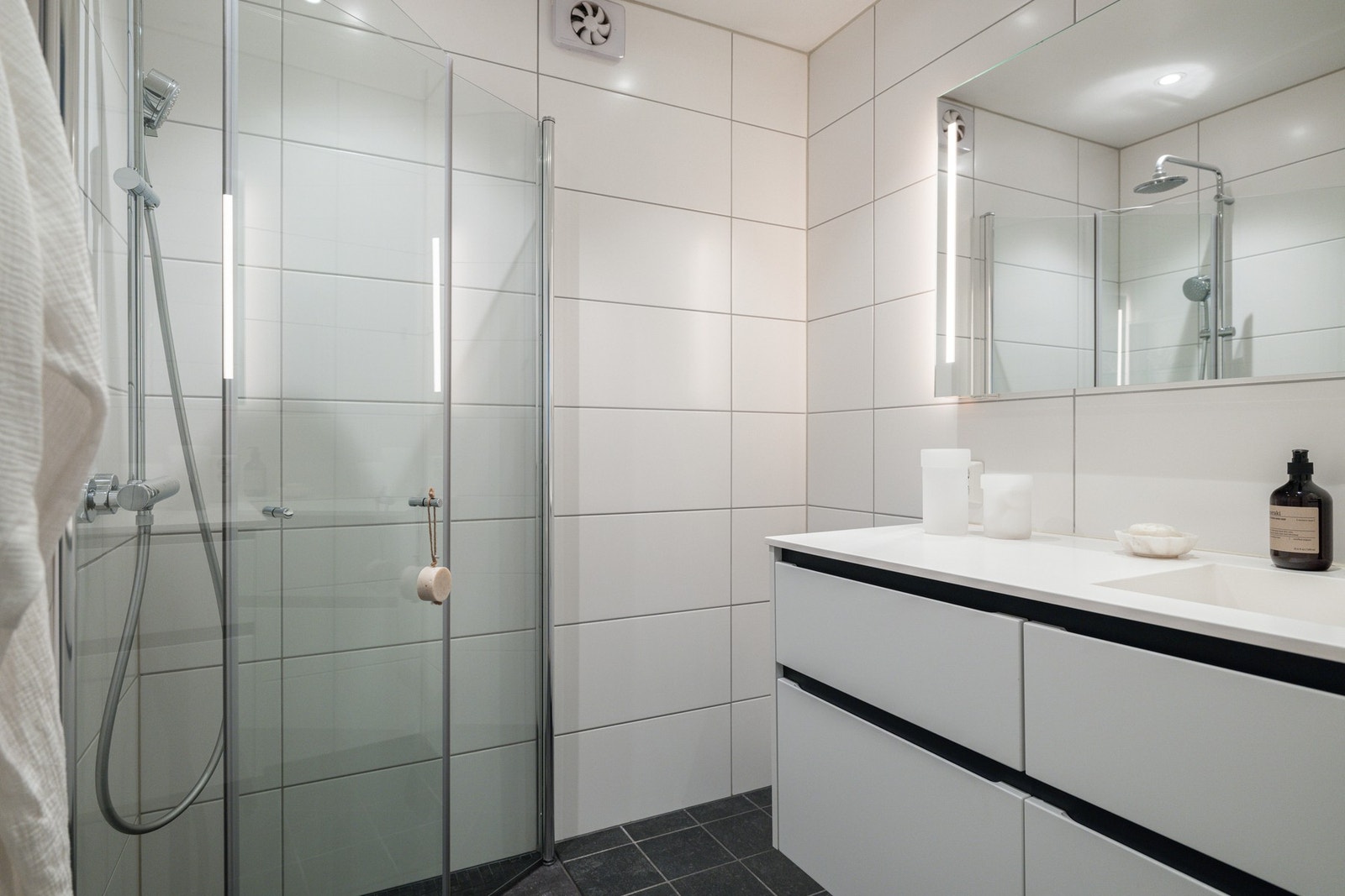 Pent flislagt bad med gulvvarme og downlights i himling. Badet ble utvidet og pusset opp i 2015 i regi av tidligere eier Galleribilde