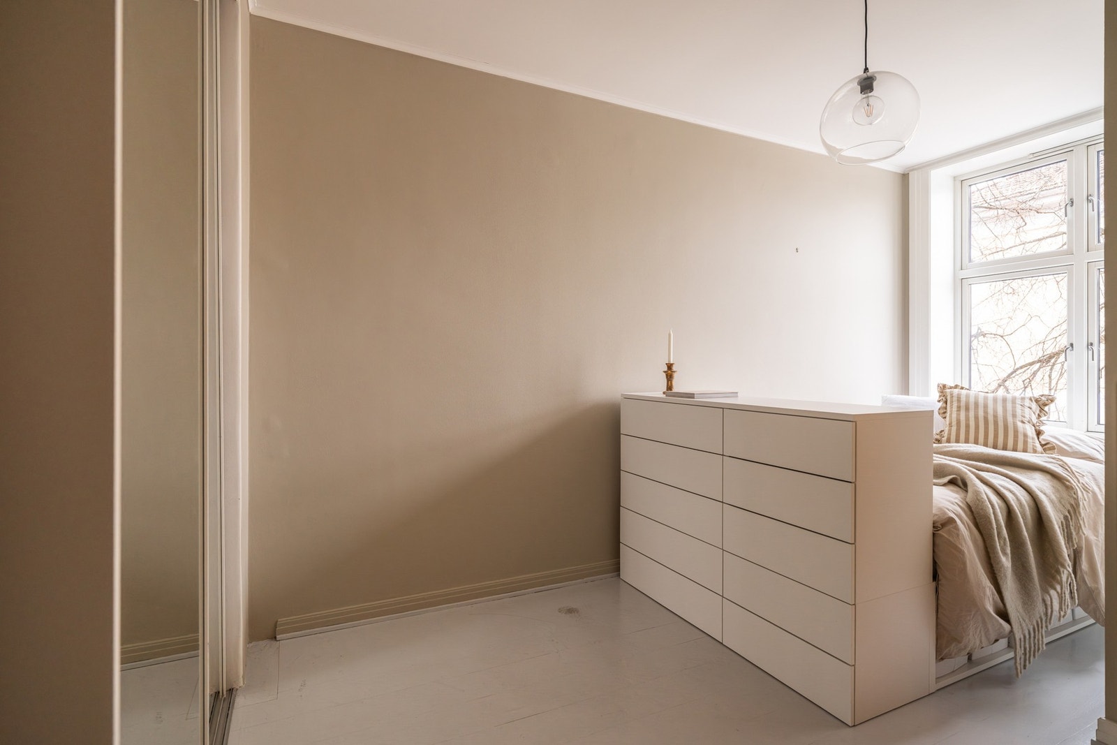 Boligen soverom er svalt og romslig med nymalte vegger i 2026 Galleribilde