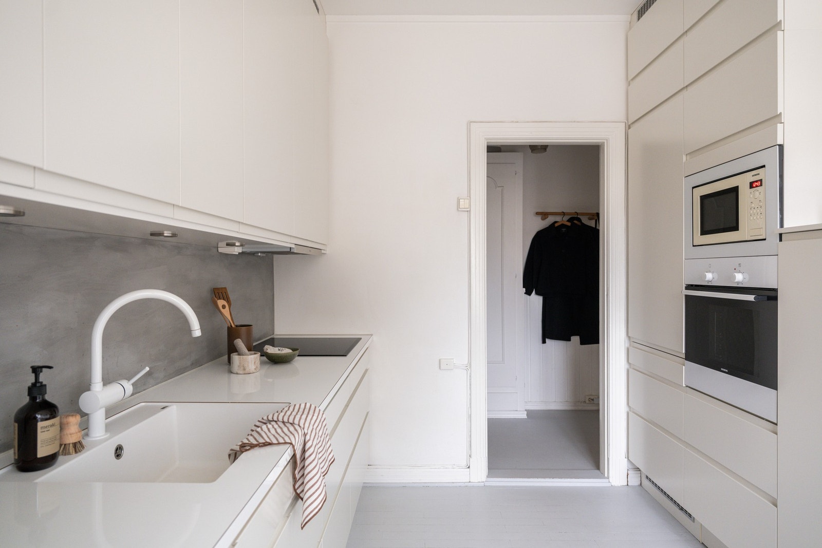 godt med skap- og benkeplass på begge sider. På kjøkkenet er det for øvrig originale malte tregulv Galleribilde