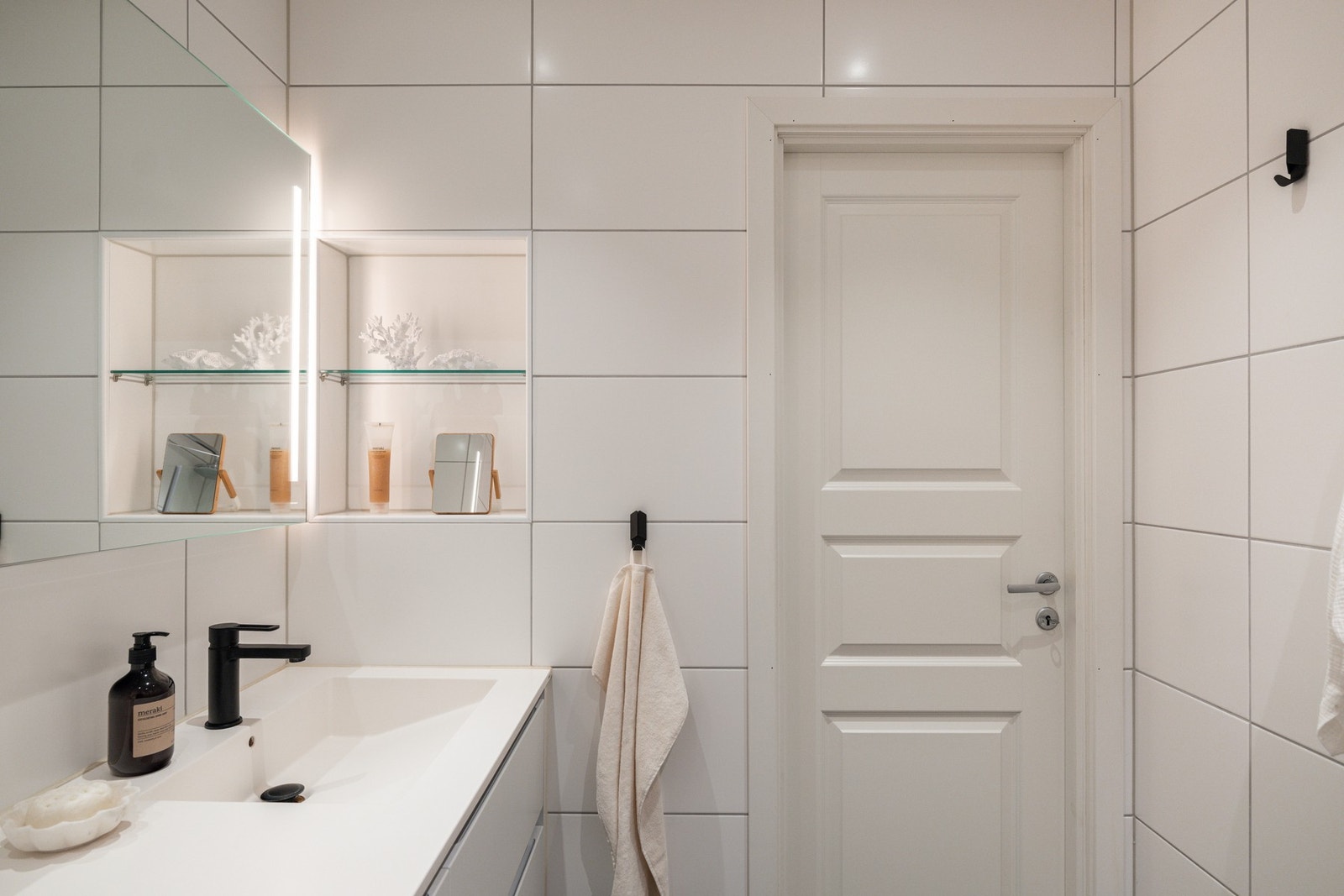 Praktisk hyllenisje med glasshyller Galleribilde