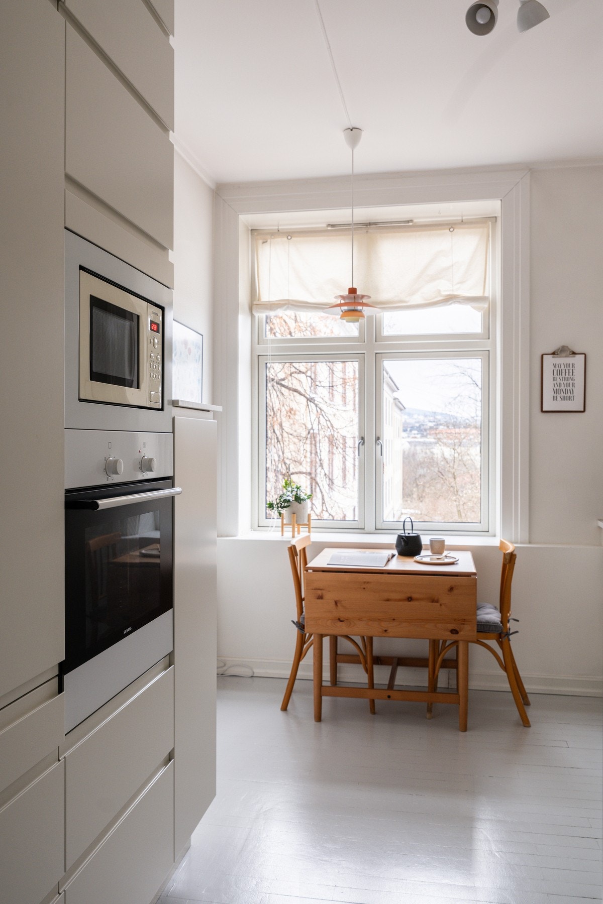 Integrerte hvitevarer er platetopp, stekeovn og mikro i arbeidsvennlig høyde, samt oppvaskmaskin, vaskemaskin og kjøl/frys Galleribilde