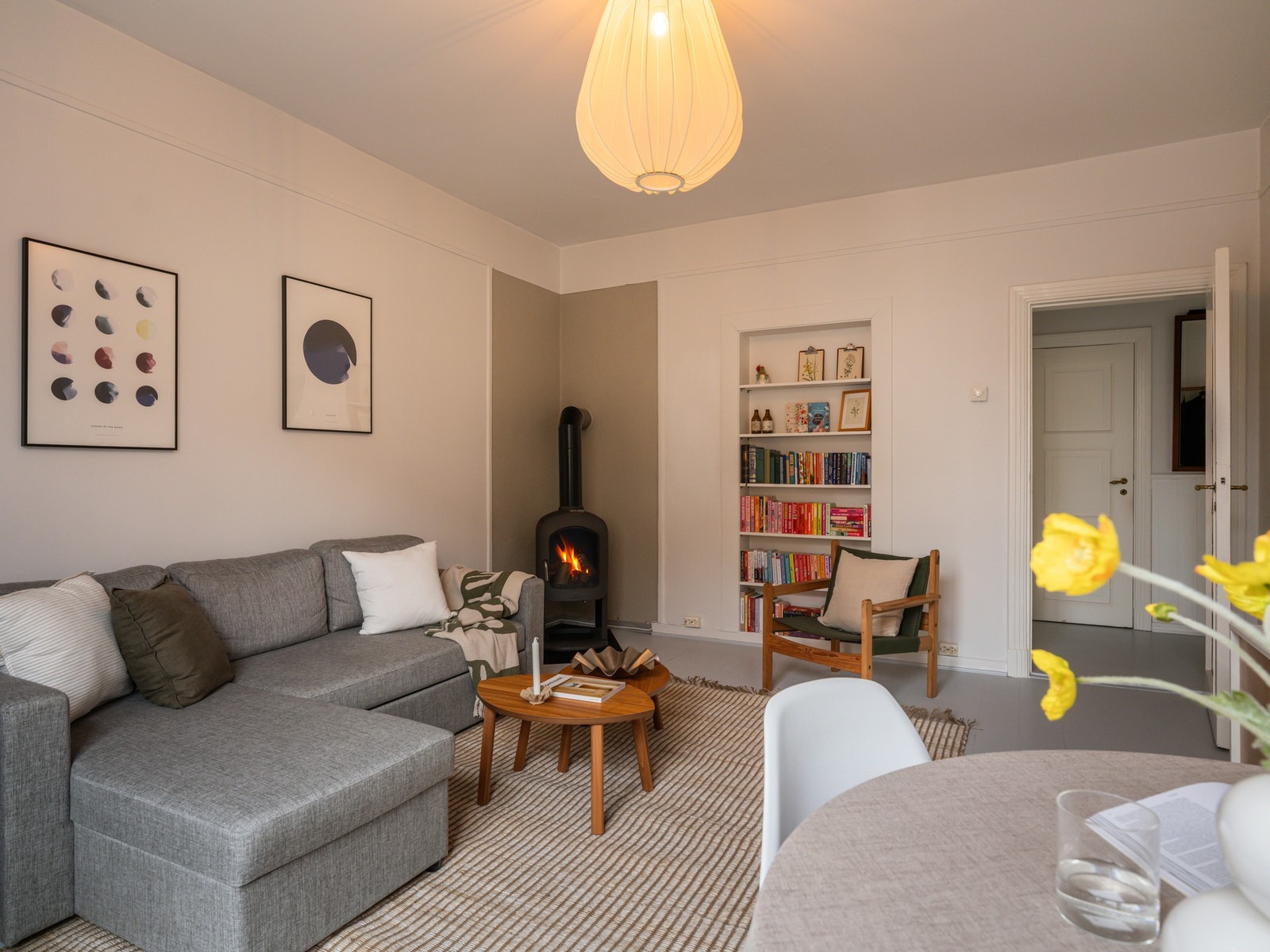 Dette er en lys og sjarmerende 2-roms med gjennomgående planløsning beliggende i byggets 2. etasje Galleribilde