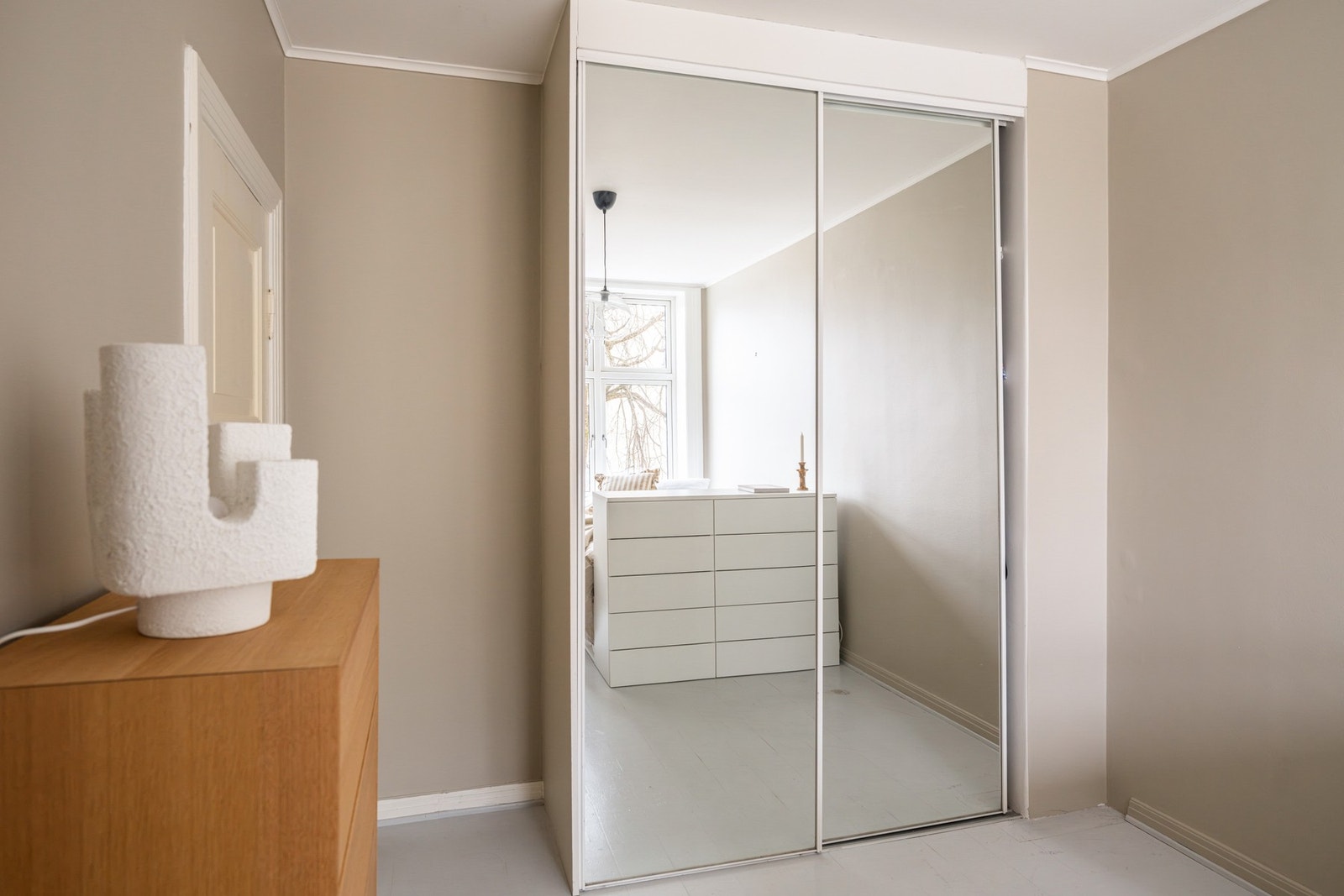 I soverommets skyvedørsgarderobe er det godt med oppbevaringsplass Galleribilde