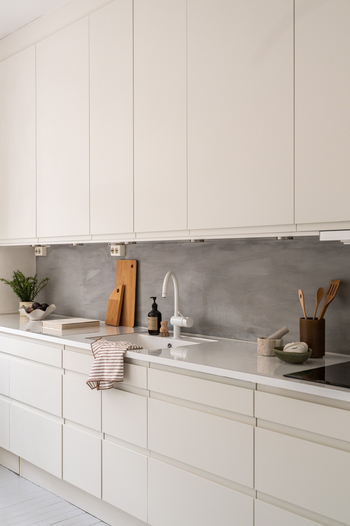 Innredningen fra HTH er takhøy og har slette fronter med innfreste håndtak som gir sømløse overganger Galleribilde