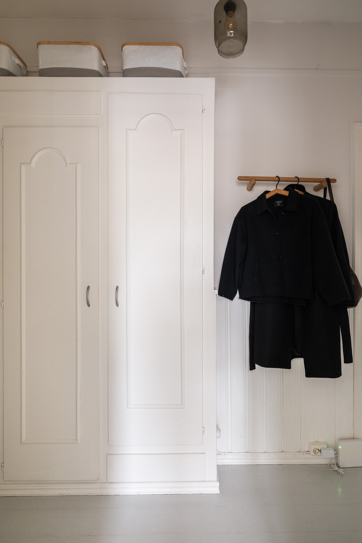 Gode muligheter for oppheng av yttertøy ved siden av plassbygget garderobeskap Galleribilde