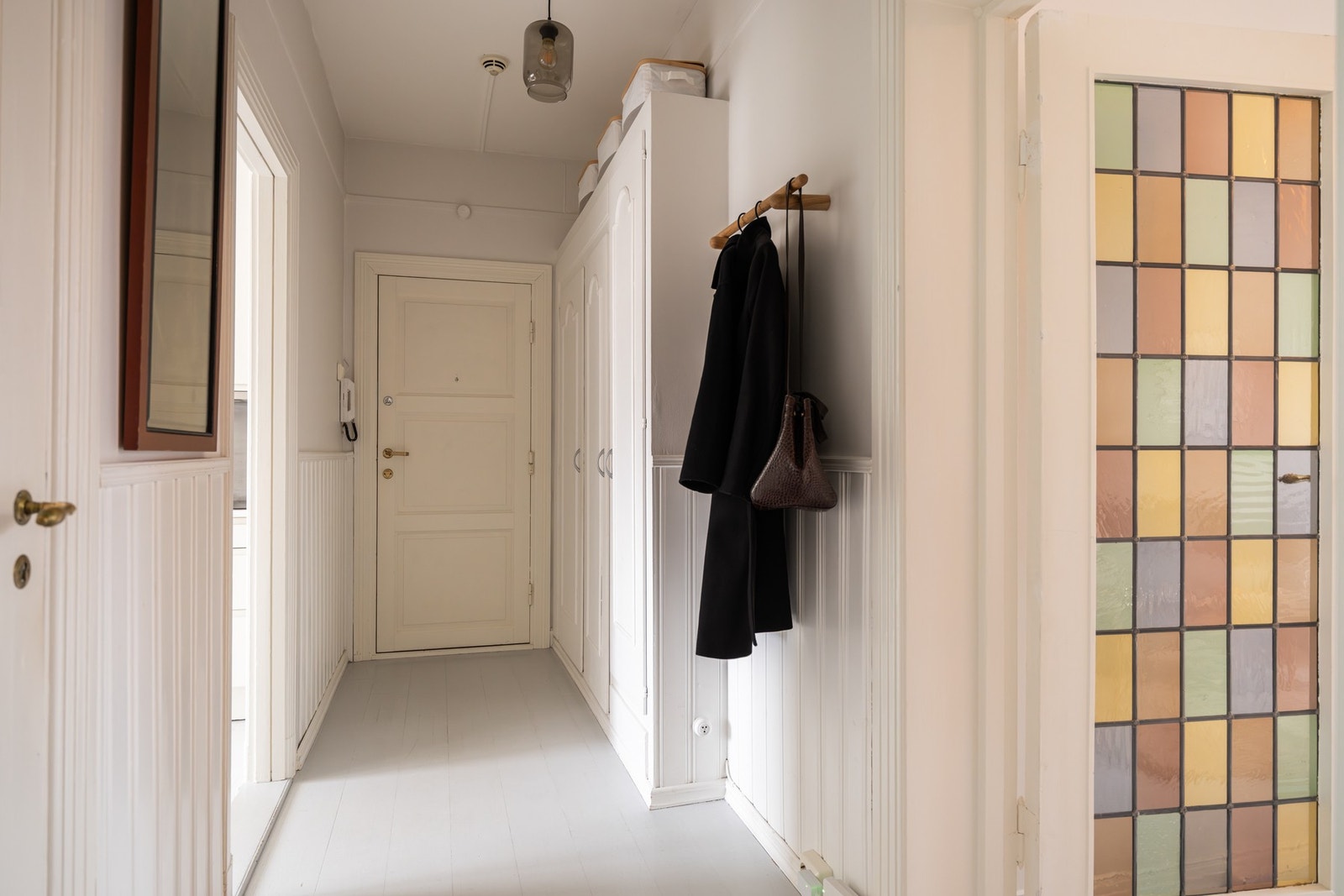 I hjertet av boligen er en romslig entré/gang med brann- og lysklassifisert entrédør og callinganlegg med portåpner Galleribilde