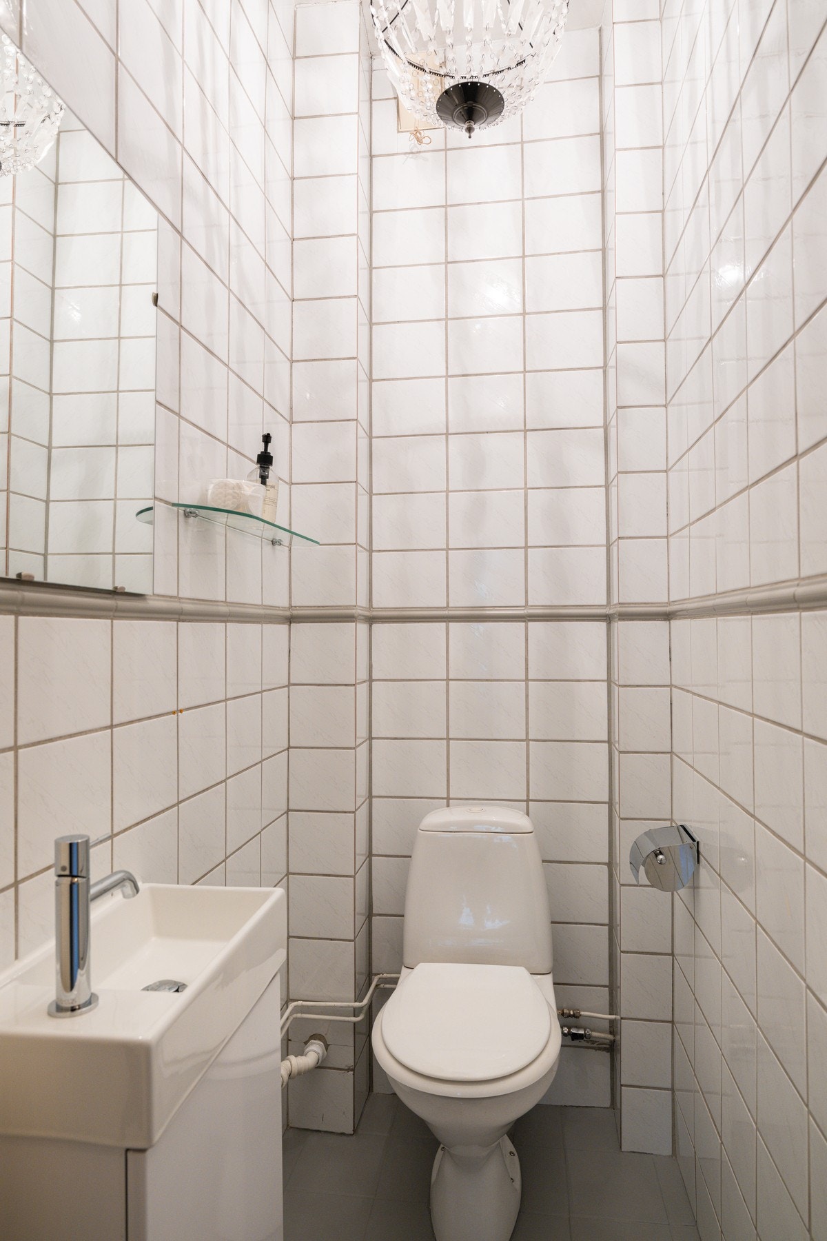 I boligen finner du et praktisk flislagt toalettrom med ny servant i 2025 Galleribilde