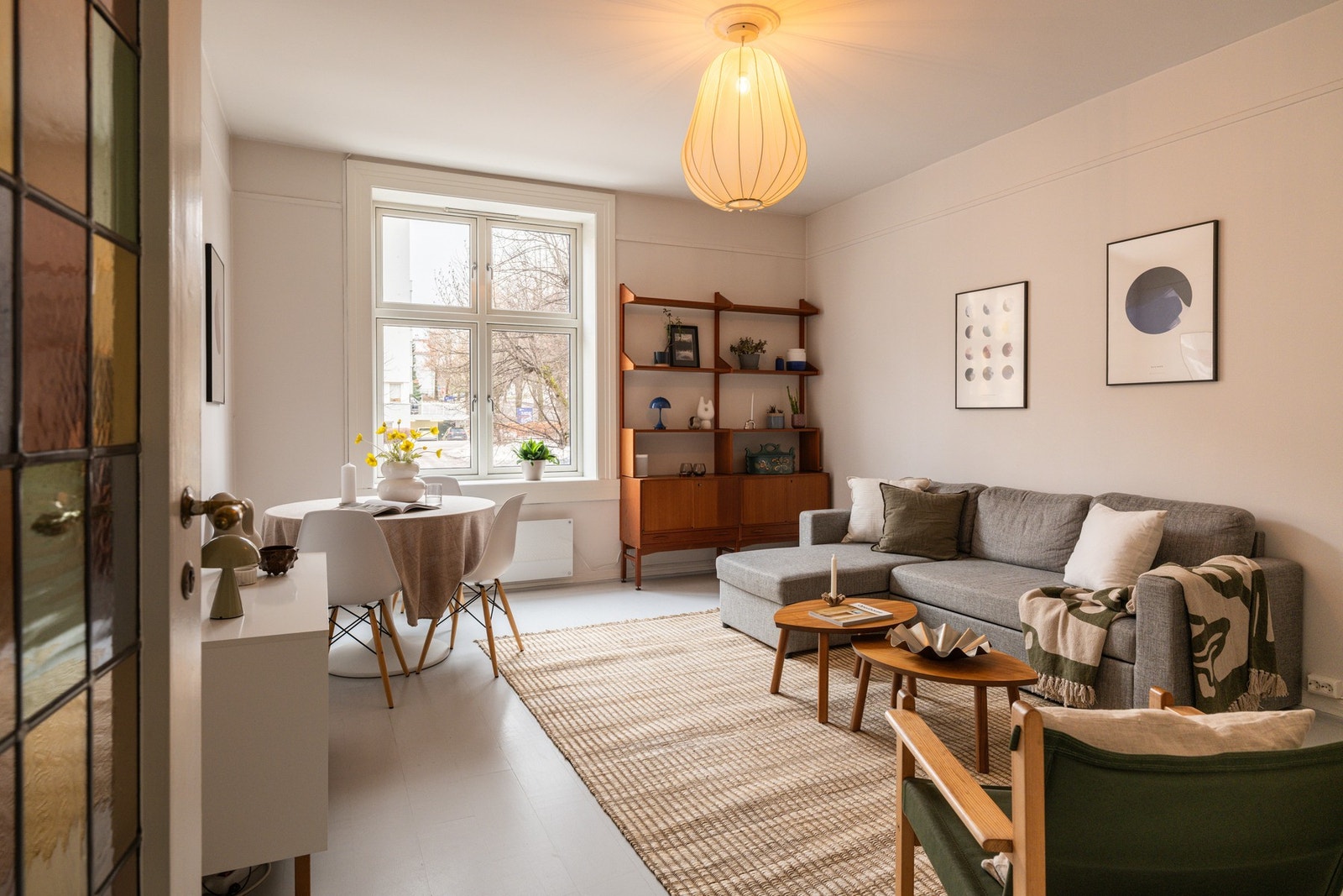 Boligen har en lys og stor stue med gode lysforhold fra store klassiske vindusflater. Vinduer ble byttet i 2006 Galleribilde