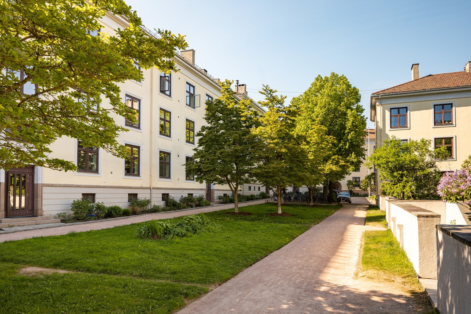 Borettslaget har en prisbelønnet bakgård som i 2012 ble kåret til Årets hageanlegg Galleribilde