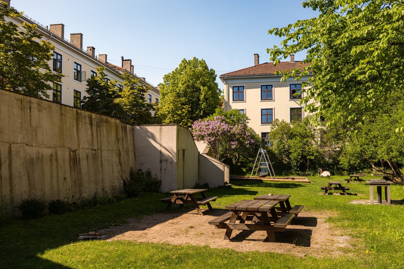 I felleshagen er det etablert sittegrupper og grillplas for beboere. Det er hyggelige sammenkomster i bakgården for beboerne Galleribilde