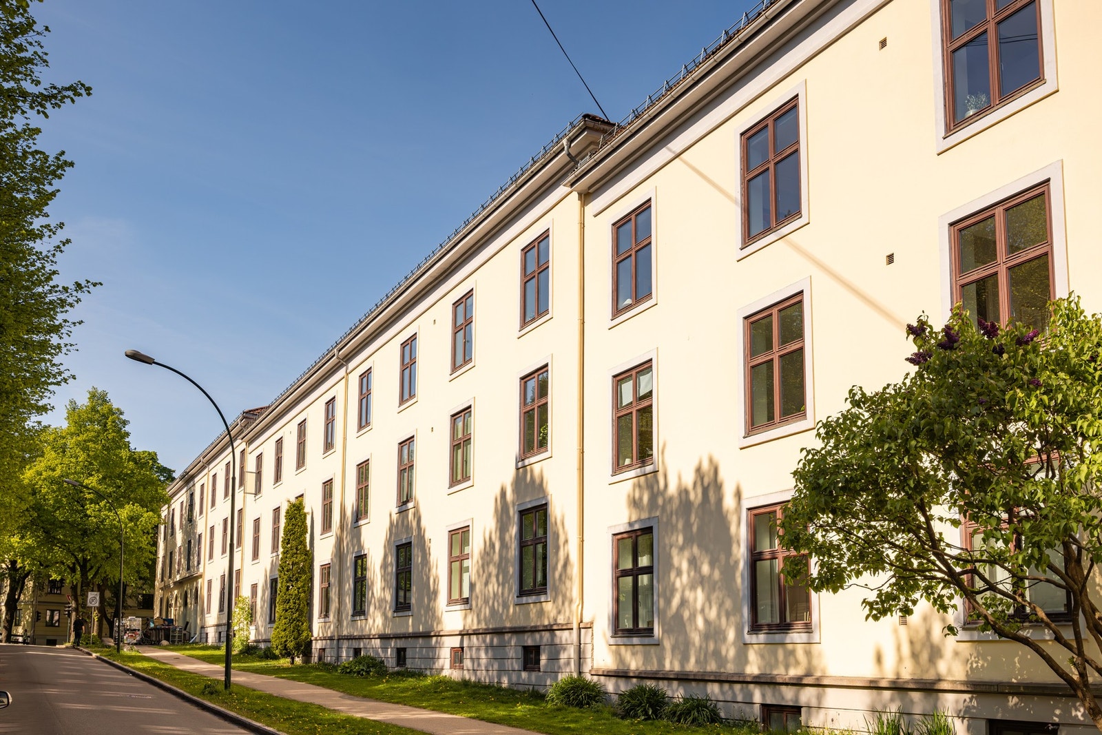 Fasade mot gate Galleribilde