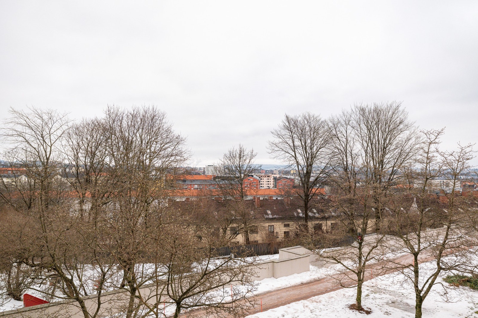 Fra kjøkkenet er det fint utsyn mot bakgården og utover byen Galleribilde