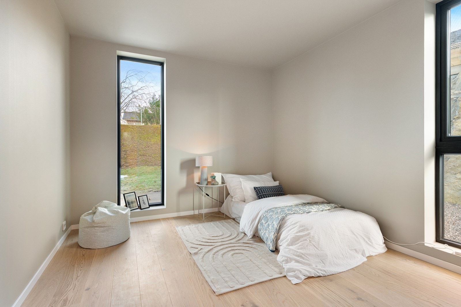 Soverom 2 har god størrelse, ligger som hovedsoverommet plassert skjermet mot nord, og mot leilighetens egne uteareal. Galleribilde