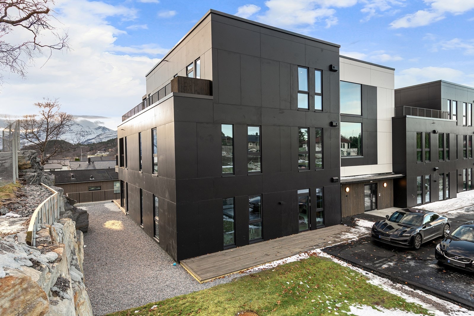 Leiligheten har skjermet plassering uten gjennomgangstrafikk fra omkringliggende leiligheter. Galleribilde