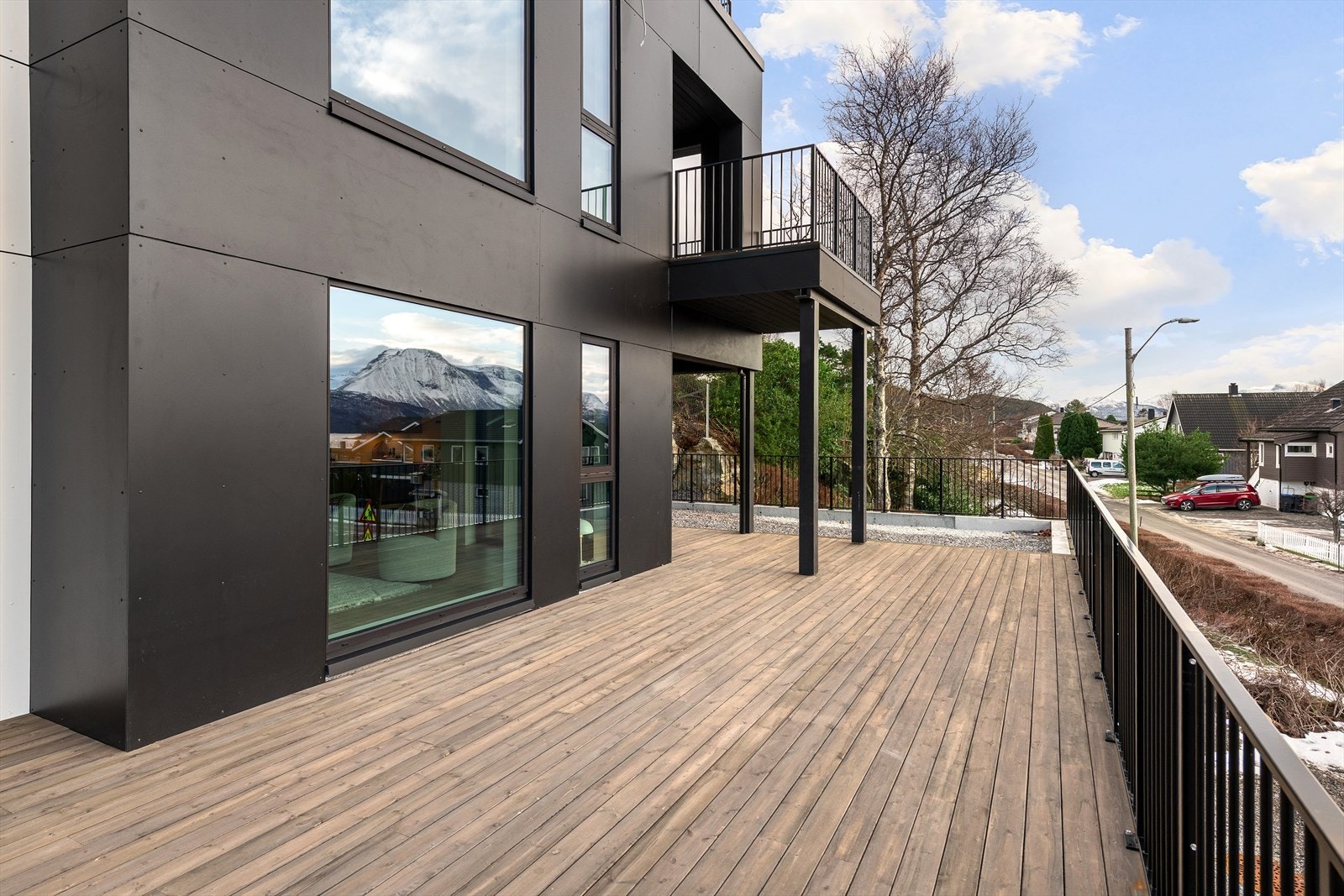 Sjenerøse terrassearealer med sol fra morgen til kveld - vendt både mot syd og nord. Galleribilde