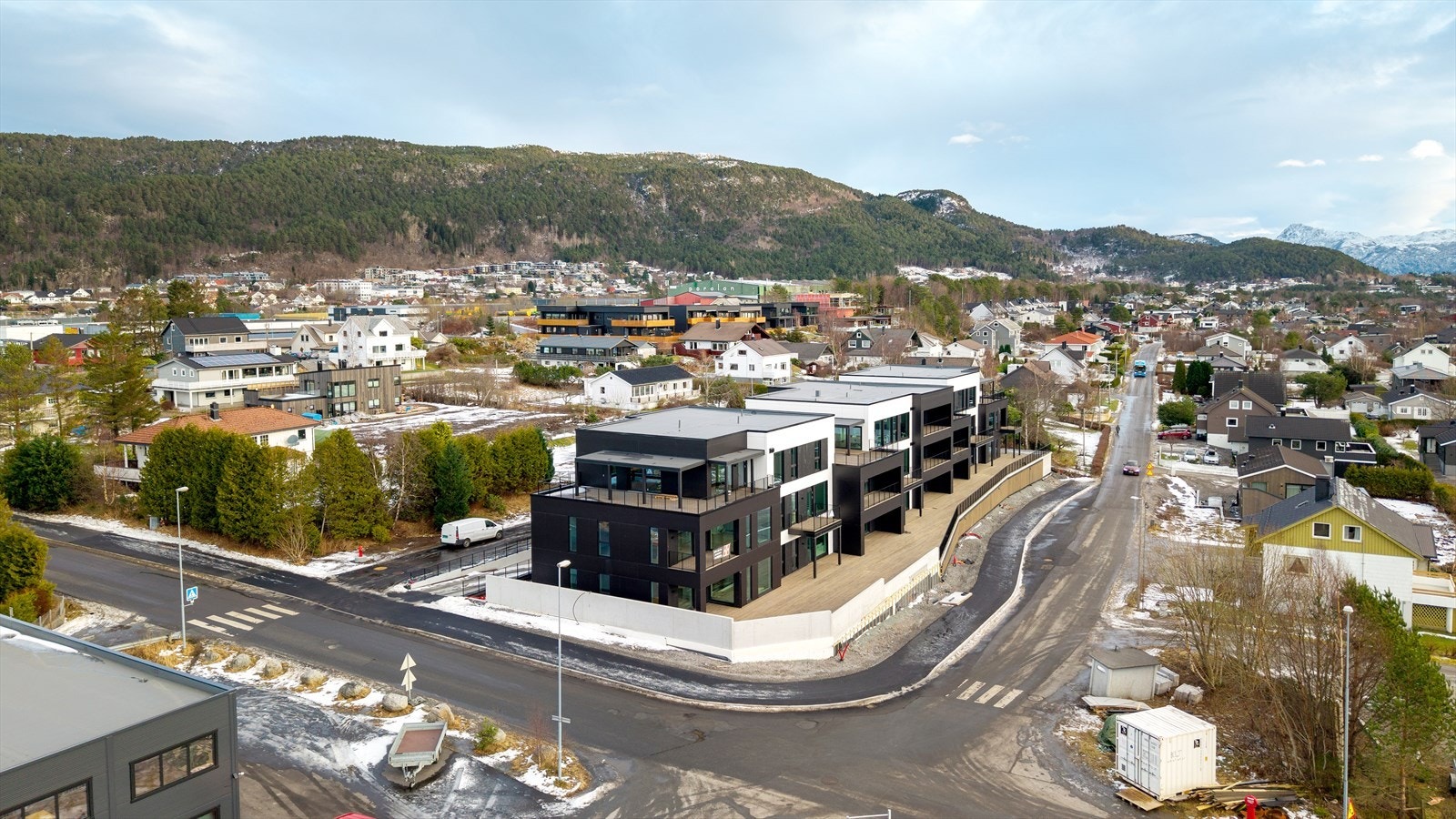 Attraktiv beliggenhet med kort vei til flotte turområder, servicetilbud og kollektivtransport. Galleribilde