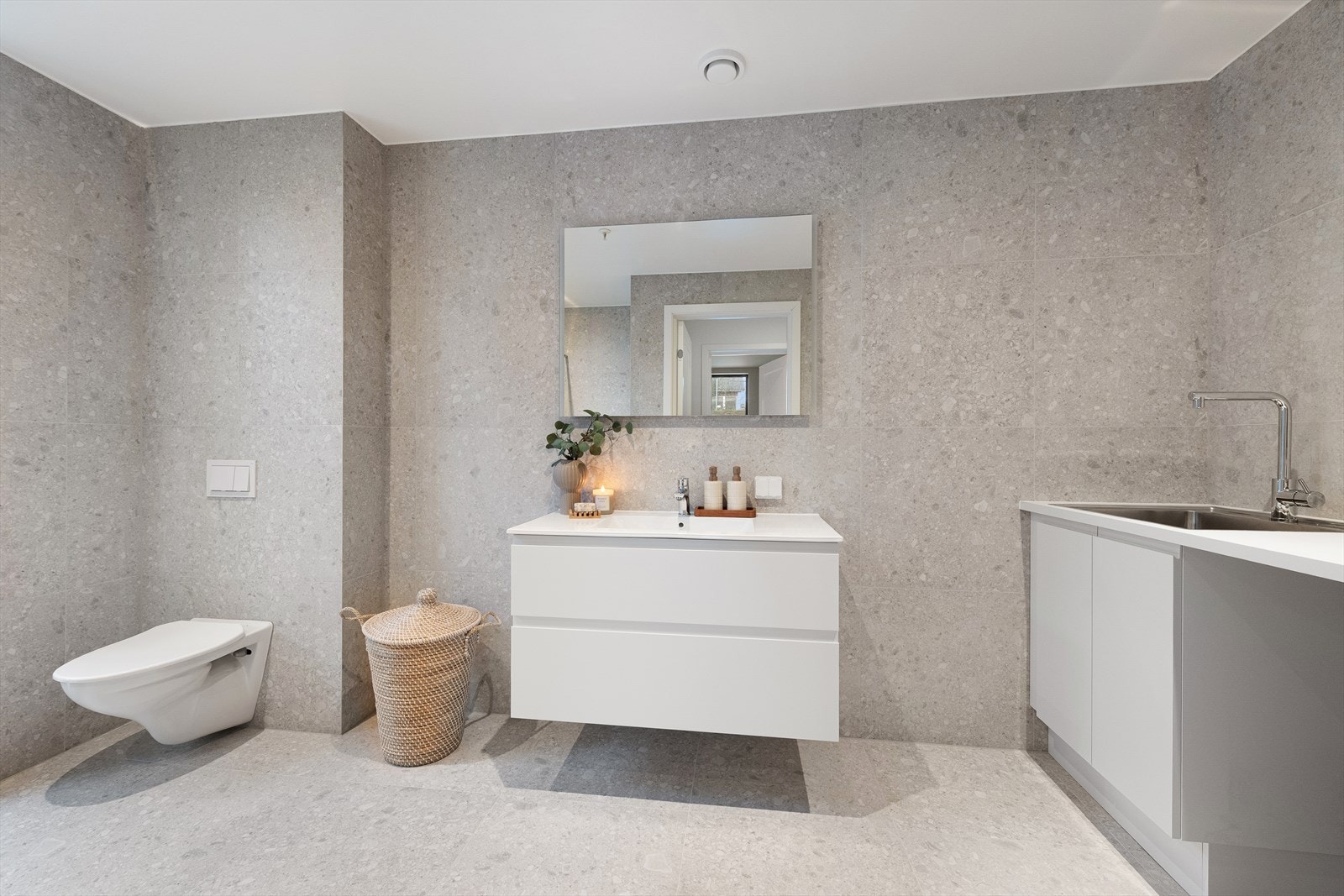 Badet er helfliset, og har egen sone for vask/tørk med skyllekar og brettebenk. Galleribilde