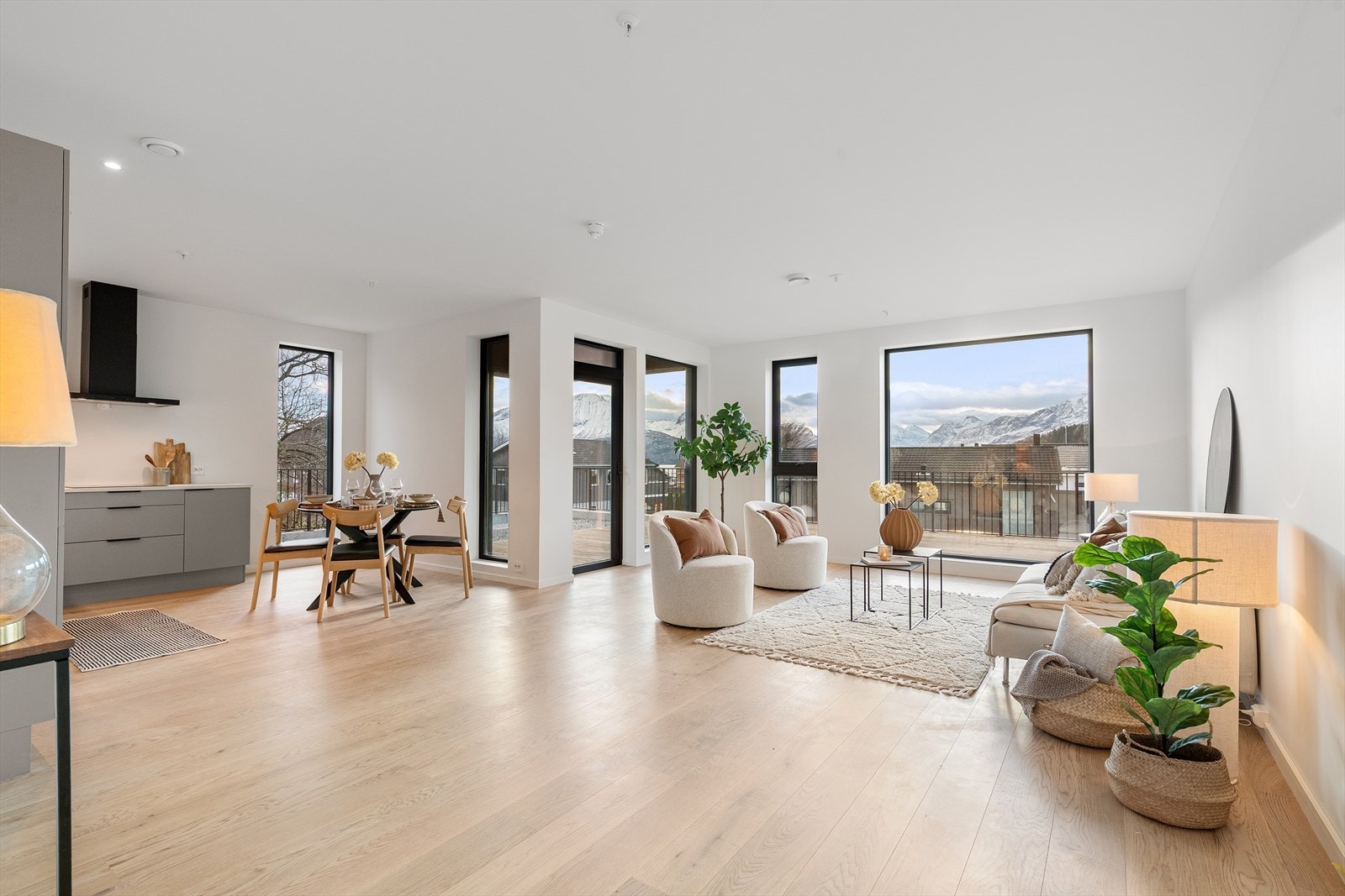 Åpen og moderne planløsning som skaper en naturlig flyt mellom stue, kjøkken og terrasse. Galleribilde