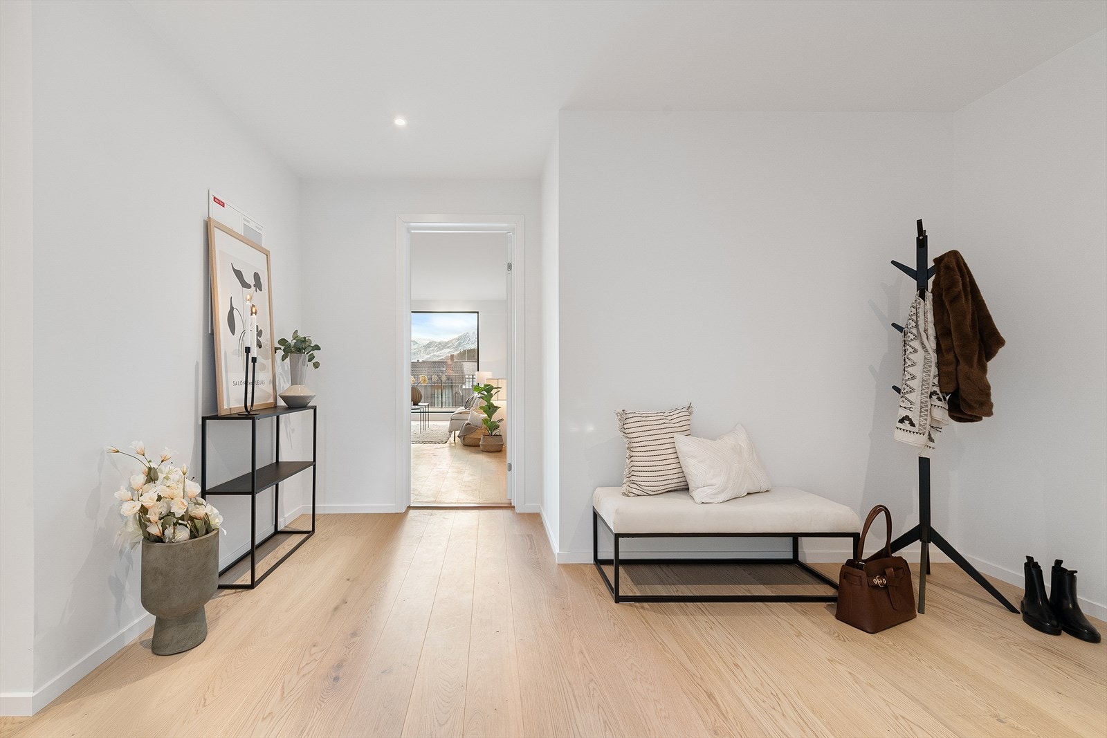 Leilighetens entrè og hall har rikelig plass til både garderober og møblement. Galleribilde
