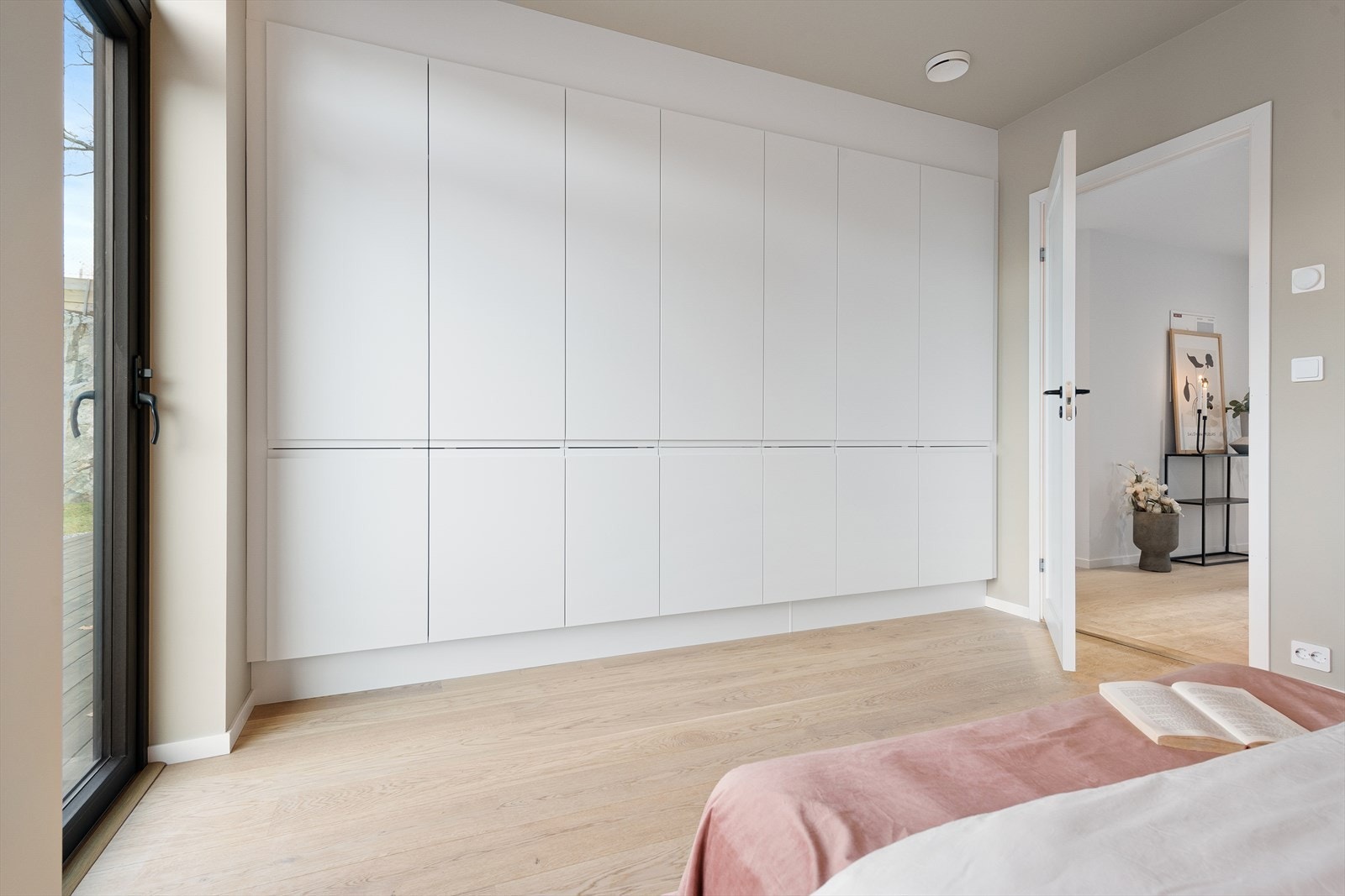 Delikat hovedsoverom med god plass til dobbeltseng og garderobeløsning fra gulv til tak. Galleribilde