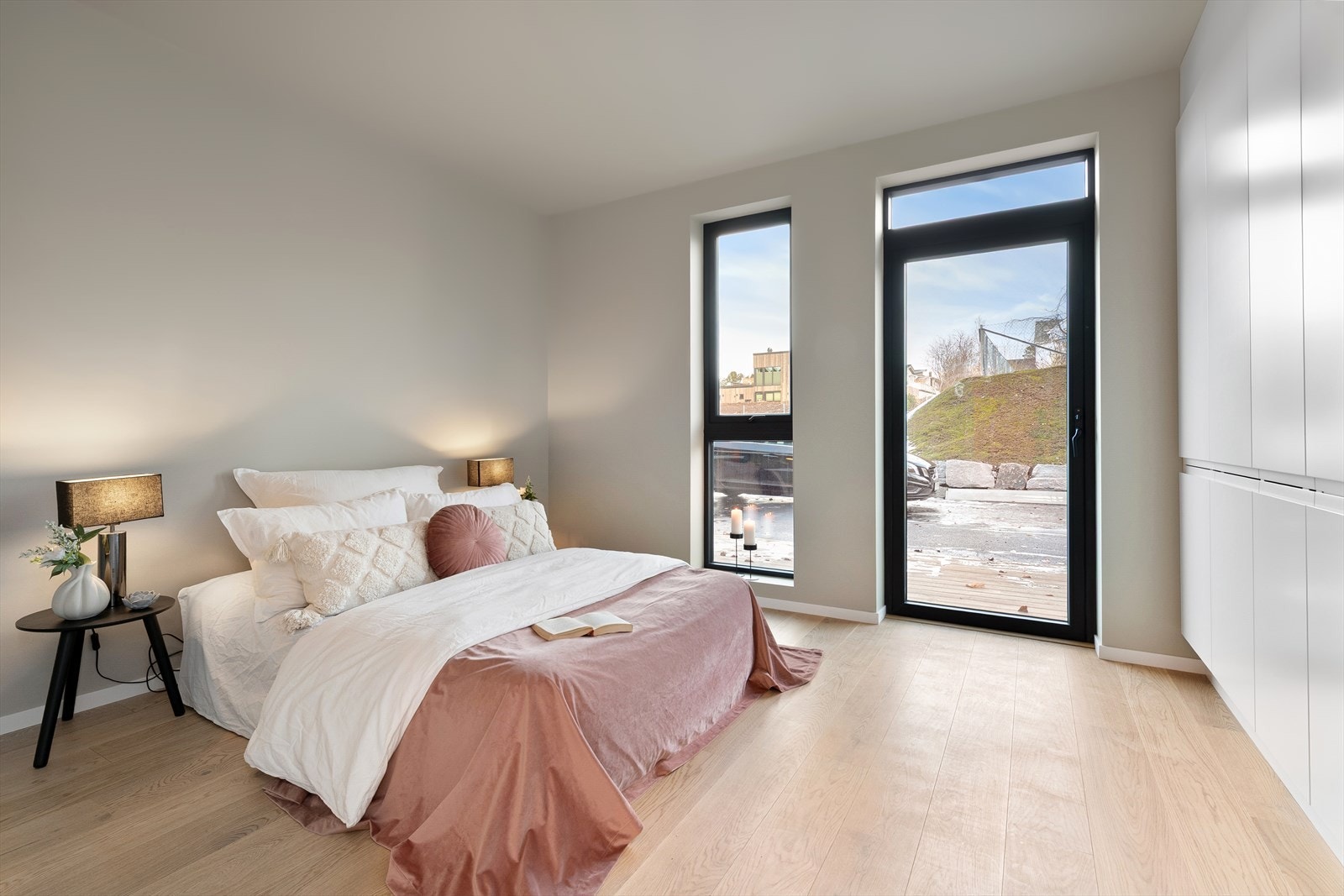 Rolige og innbydende hovedsoverom - perfekt for hvile og komfort. Fra hovedsoverommet er det utgang til leilighetens nordvendte terrasse. Galleribilde