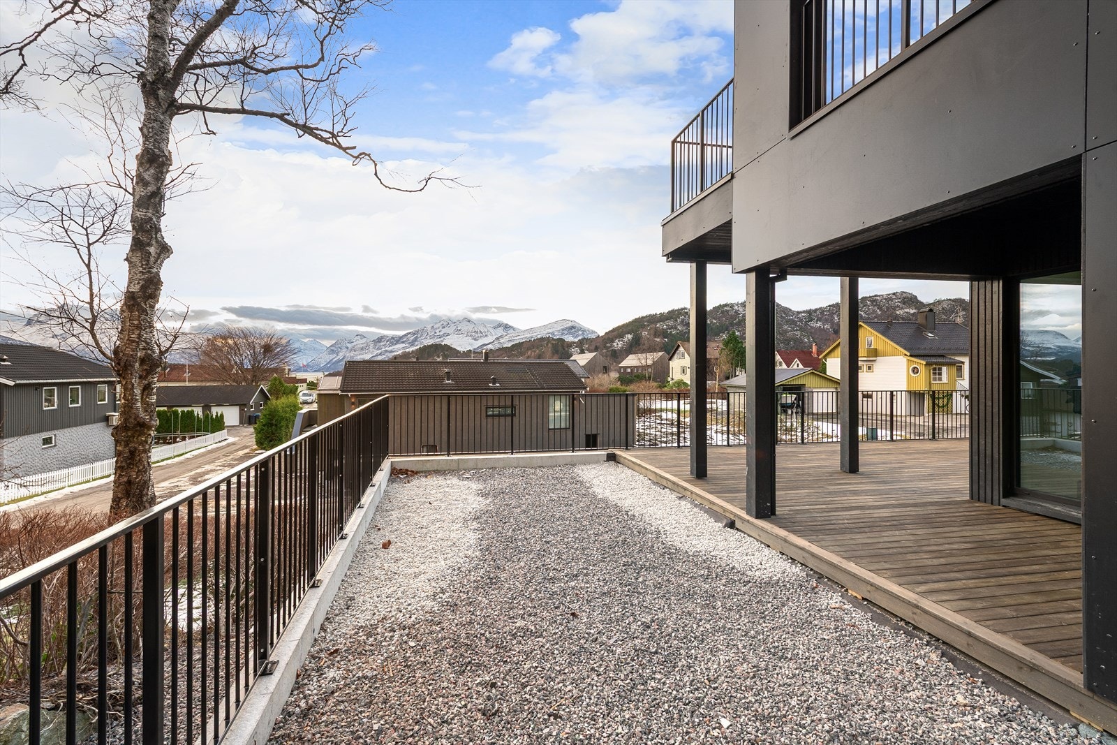 Leiligheten har en unik uteplass med flere soner, og eget tinglyst gruset tilleggsareal mot øst - perfekt for både ro og sosialt samvær. Galleribilde