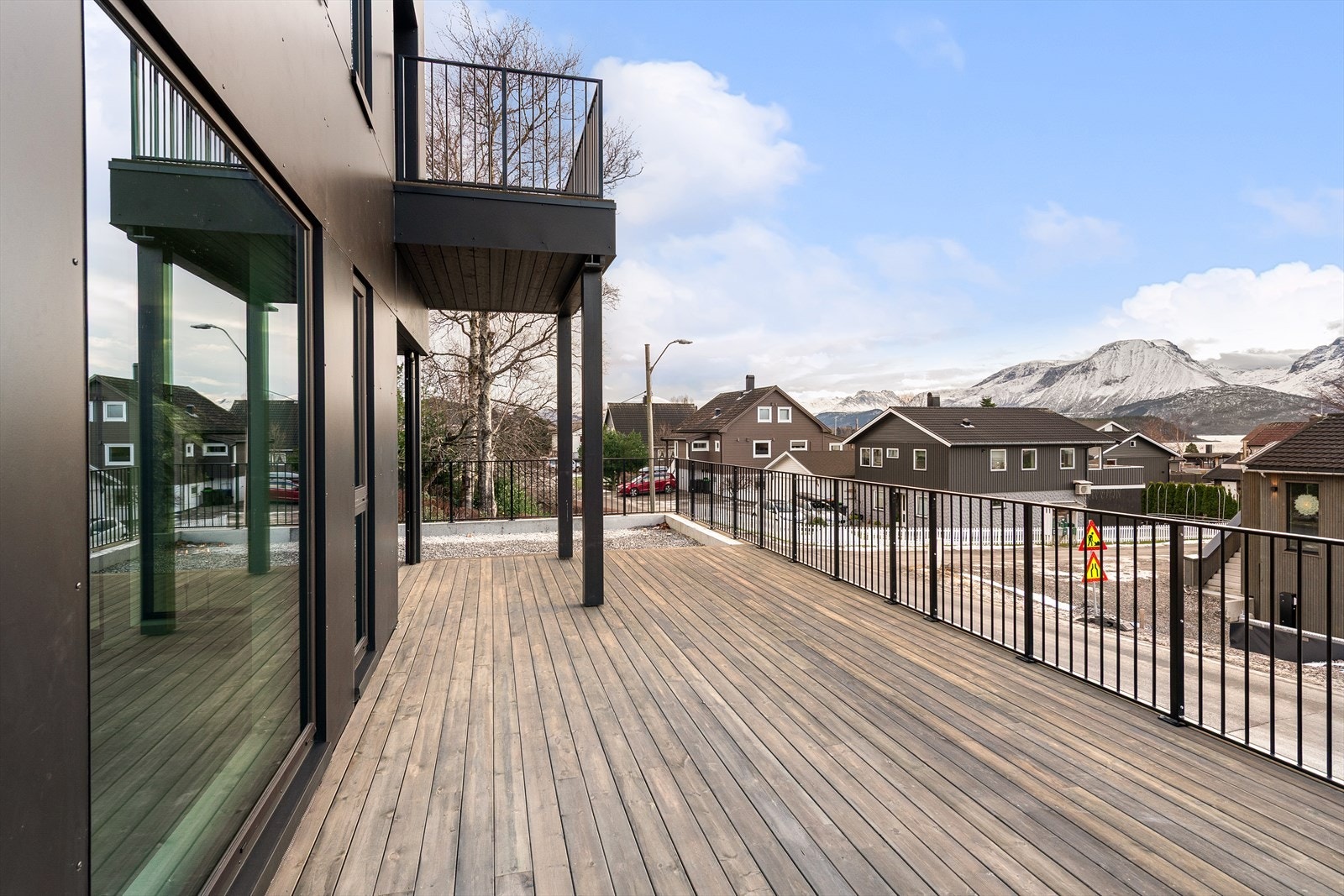 Fra terrassen er det flott utsikt mot fjord og fjell. Terrassen mot syd er på hele 40 kvm og har god plass til flere soner. Galleribilde