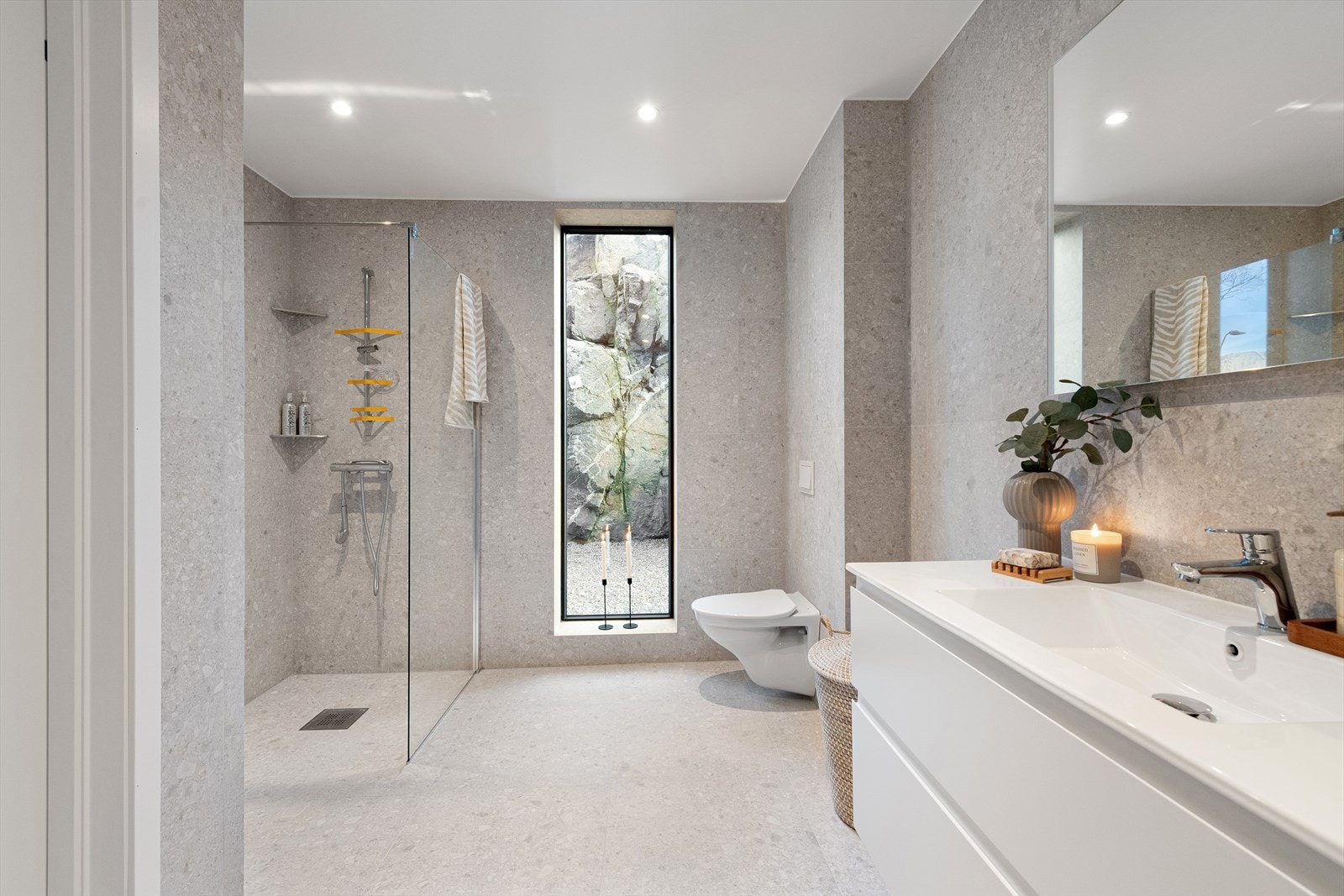 Vinduet på badet vender ut mot leilighetens eget uteareal. Galleribilde