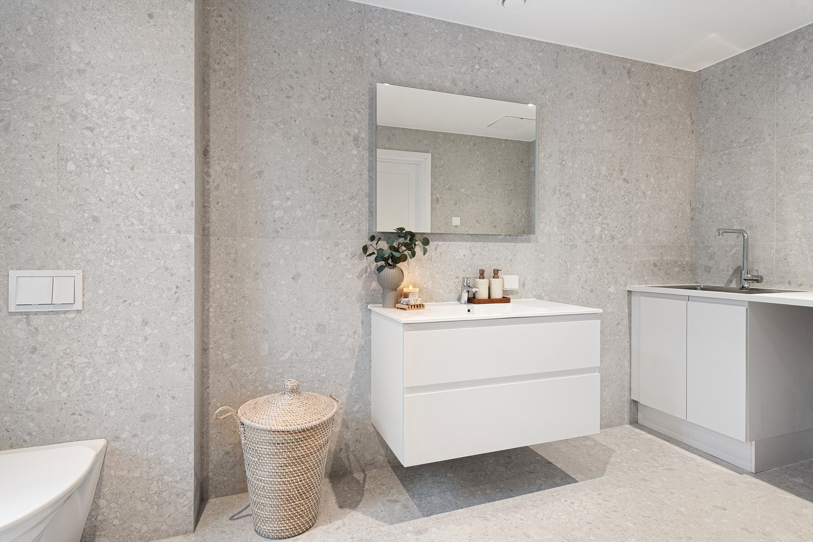 Lysinnslipp og deilig dagslys også i baderommet. Galleribilde