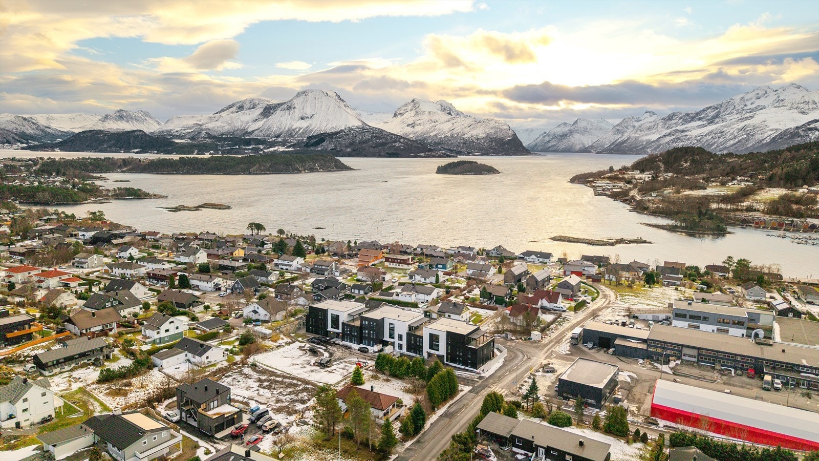 Leiligheten ligger med nærhet til sjø, servicetilbud og kollektivtransport. Galleribilde