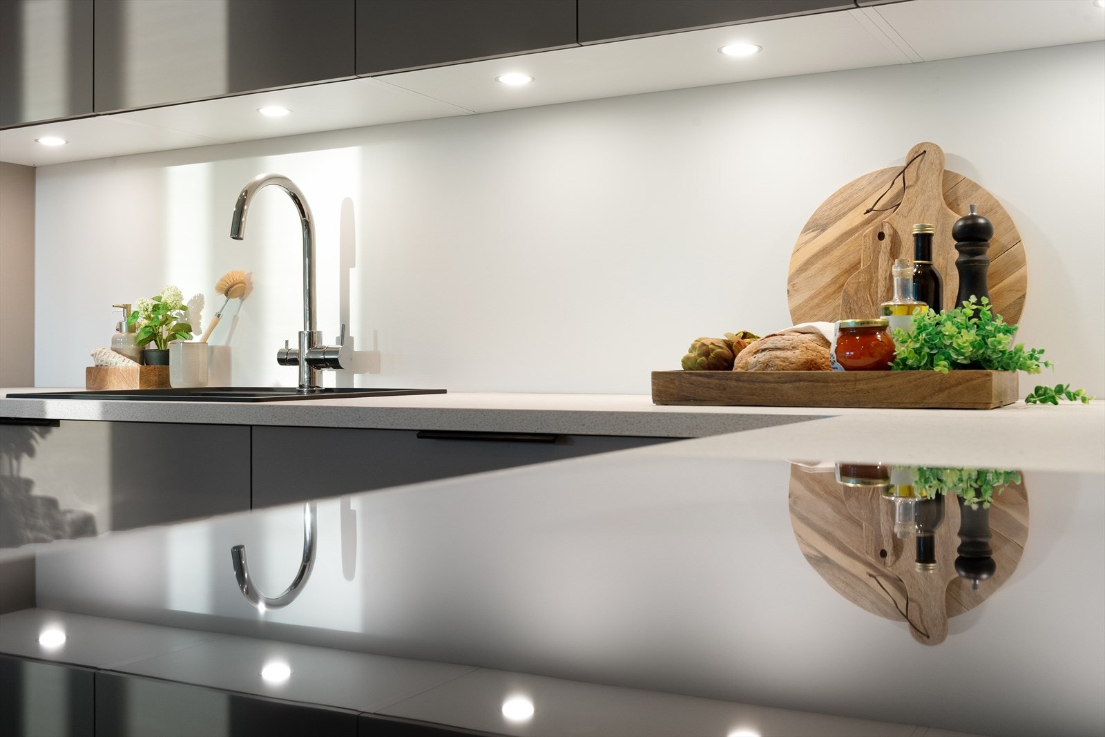 Kjøkkenet har gode benkeflater. Galleribilde