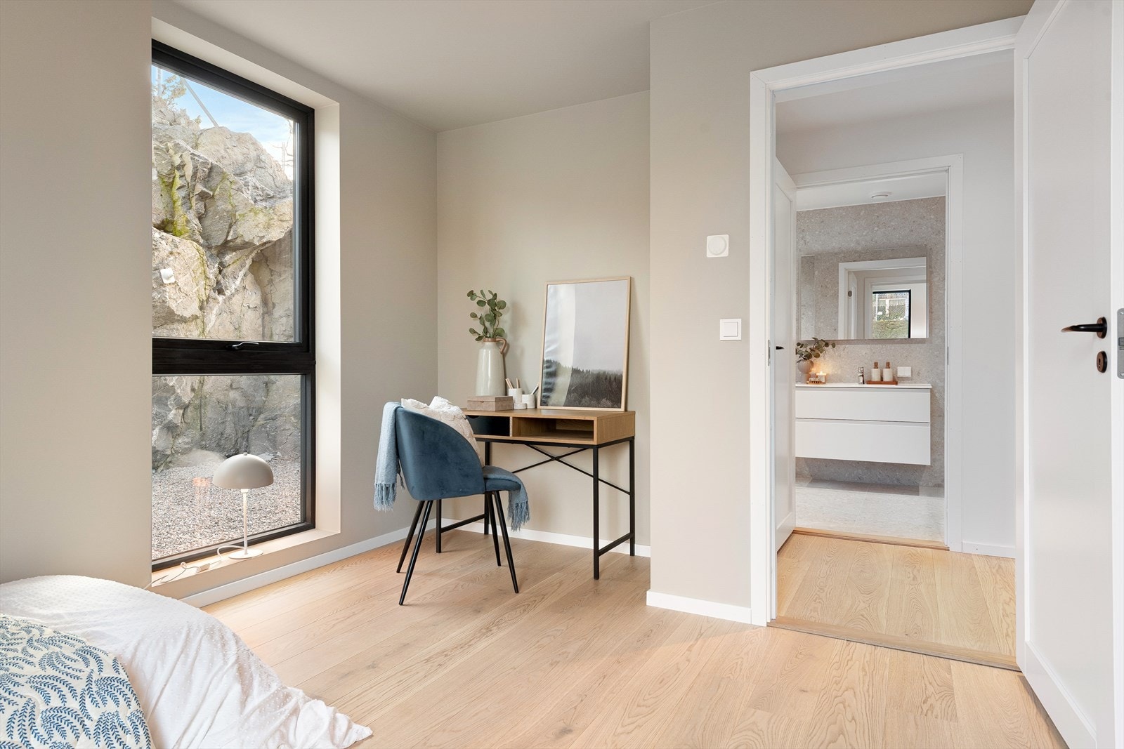 Soverommene ligger i tilknytning til leilighetens bad og toalettrom. Galleribilde