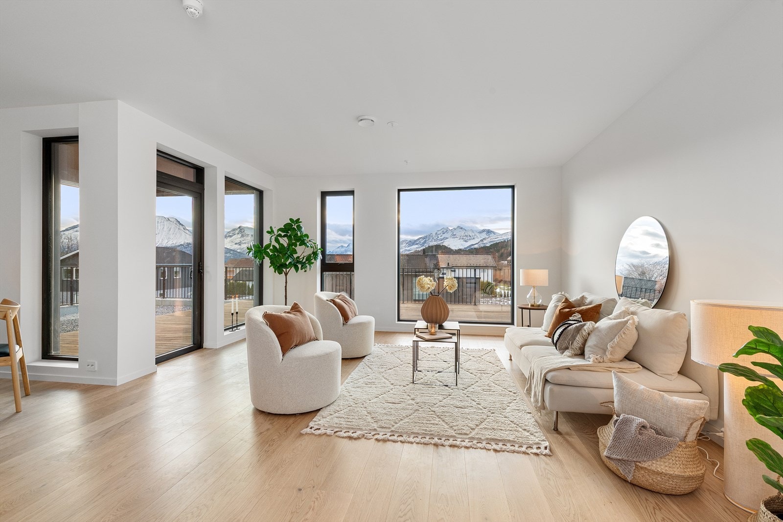 Store vindusflater, mye utsikt og lite innsyn fra omkringliggende bebyggelse. Galleribilde