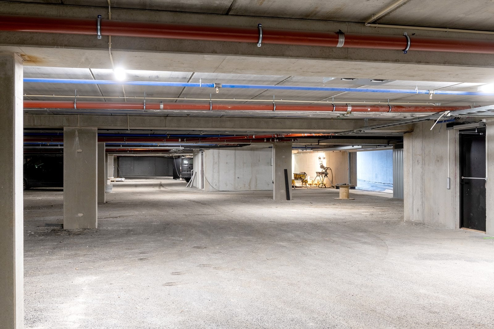 Leiligheten har bod og 2 garasjeplasser side om side i garasjeanlegget. Fra leilighetetasjen er det heis til garasjeanlegg. Galleribilde