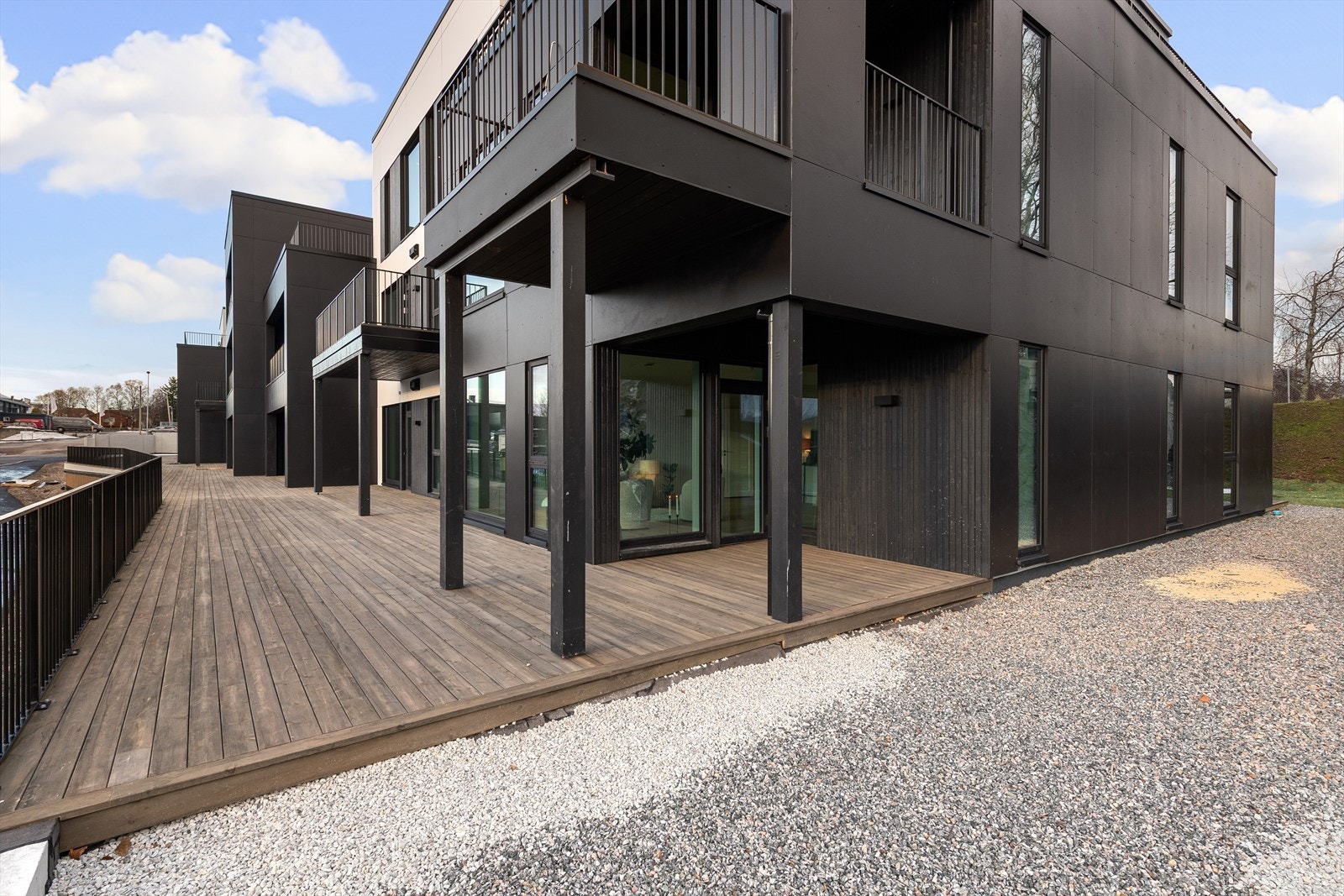 Leiligheten ligger høyt og fritt i 2.etasje mot vei. I 1.etasje er det garasjeanlegg. Leiligheten eier selv arealet rundt leiligheten. Galleribilde